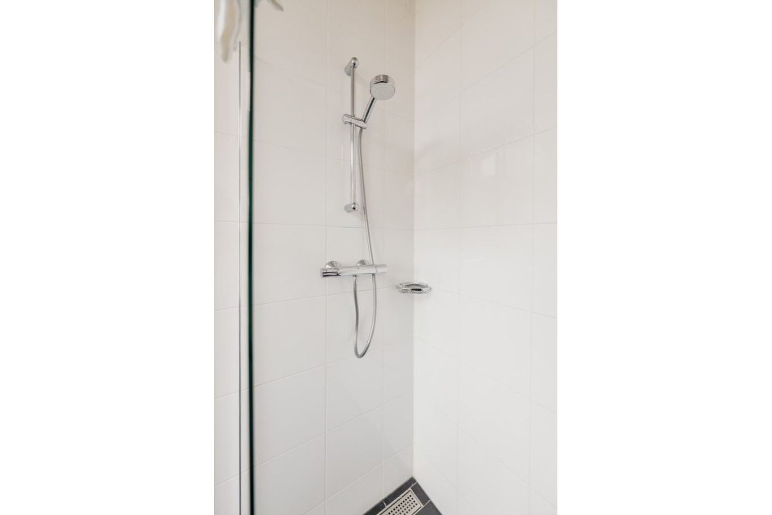 yays-Oostenburgegracht-loft-shower.jfif_S