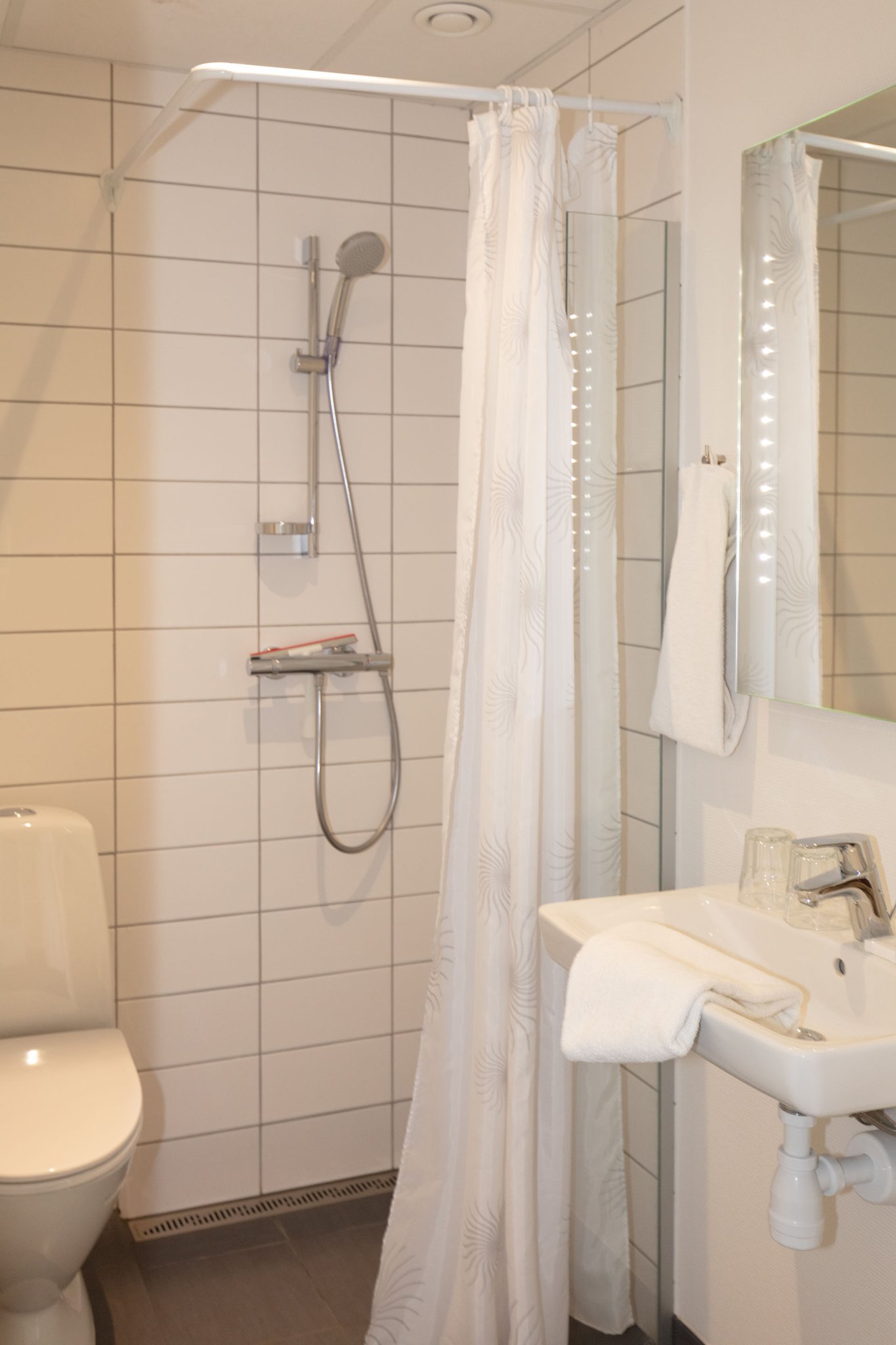 18888_bathroom-standard-double-rooms-skagen-hotel-first-p_S