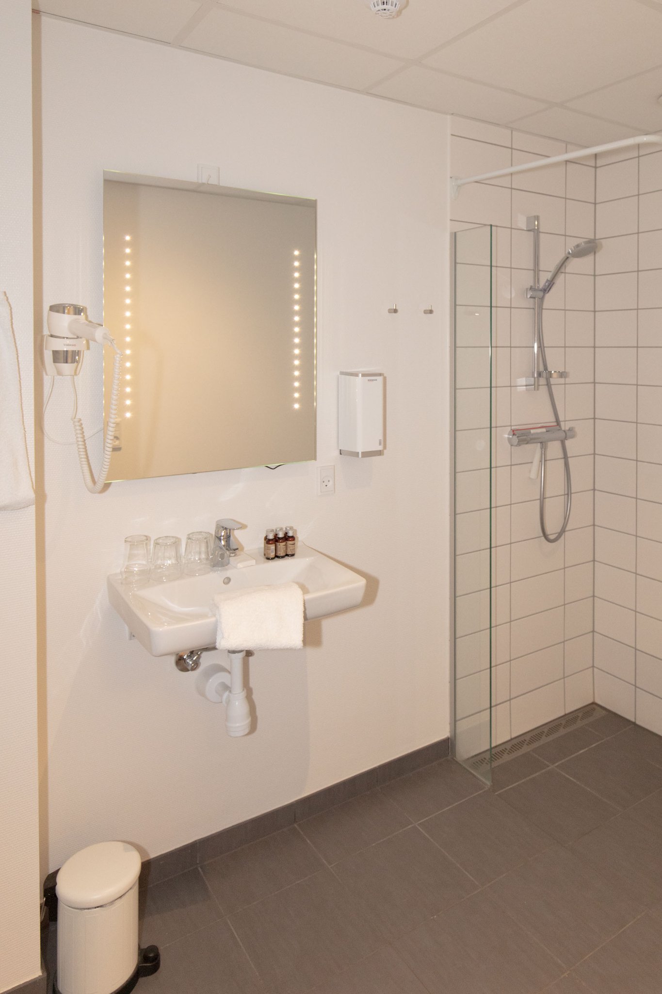 18839_bathroom-standard-triple-rooms-skagen-hotel-first-p_S