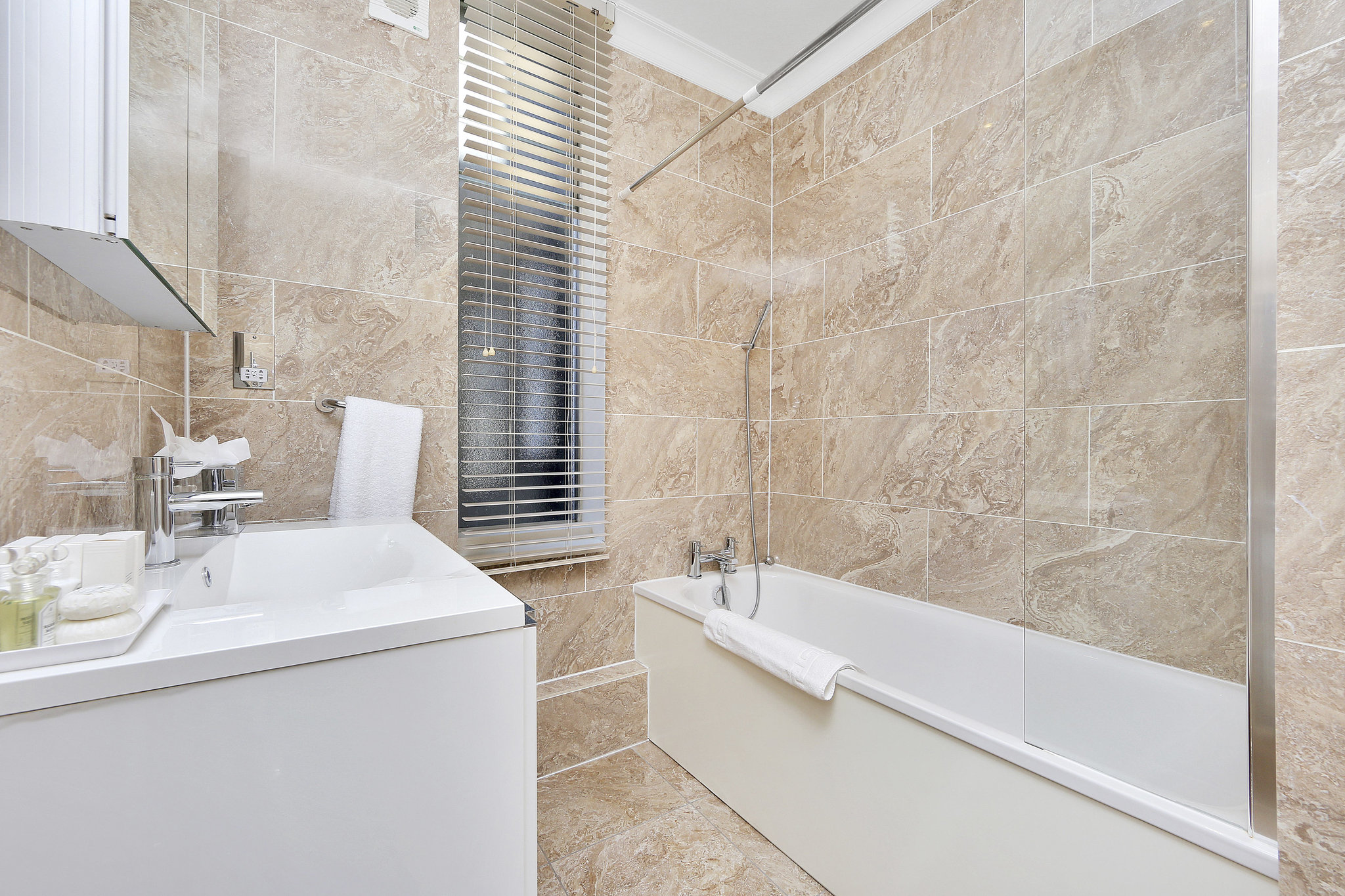 Hightgrove_Suite_Bathroom2_S