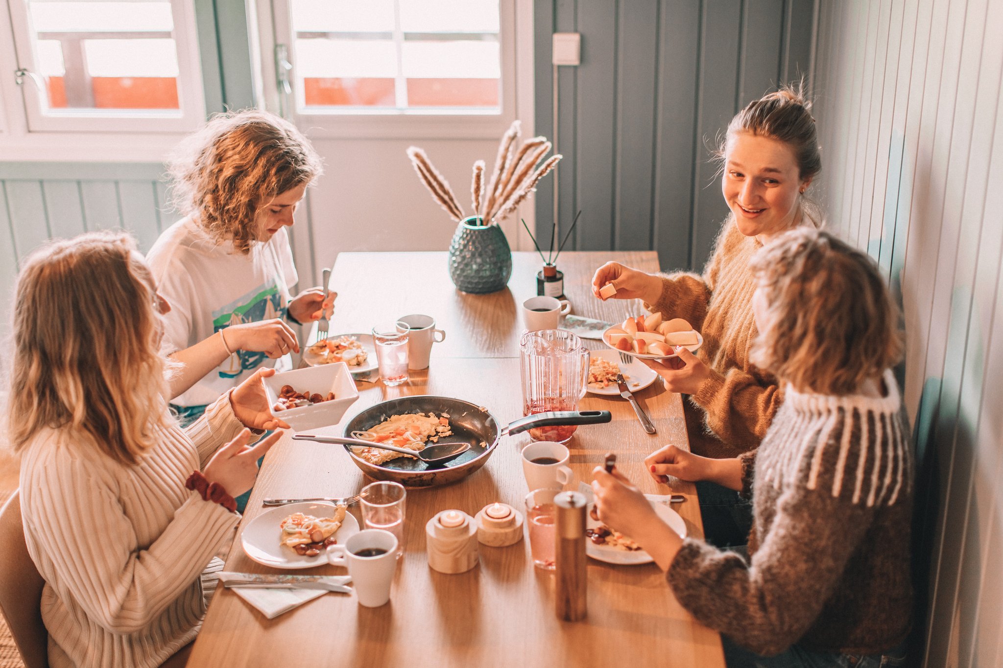 17130_dinner-with-friends-waterfront-cabin-skaarungen-by-_S