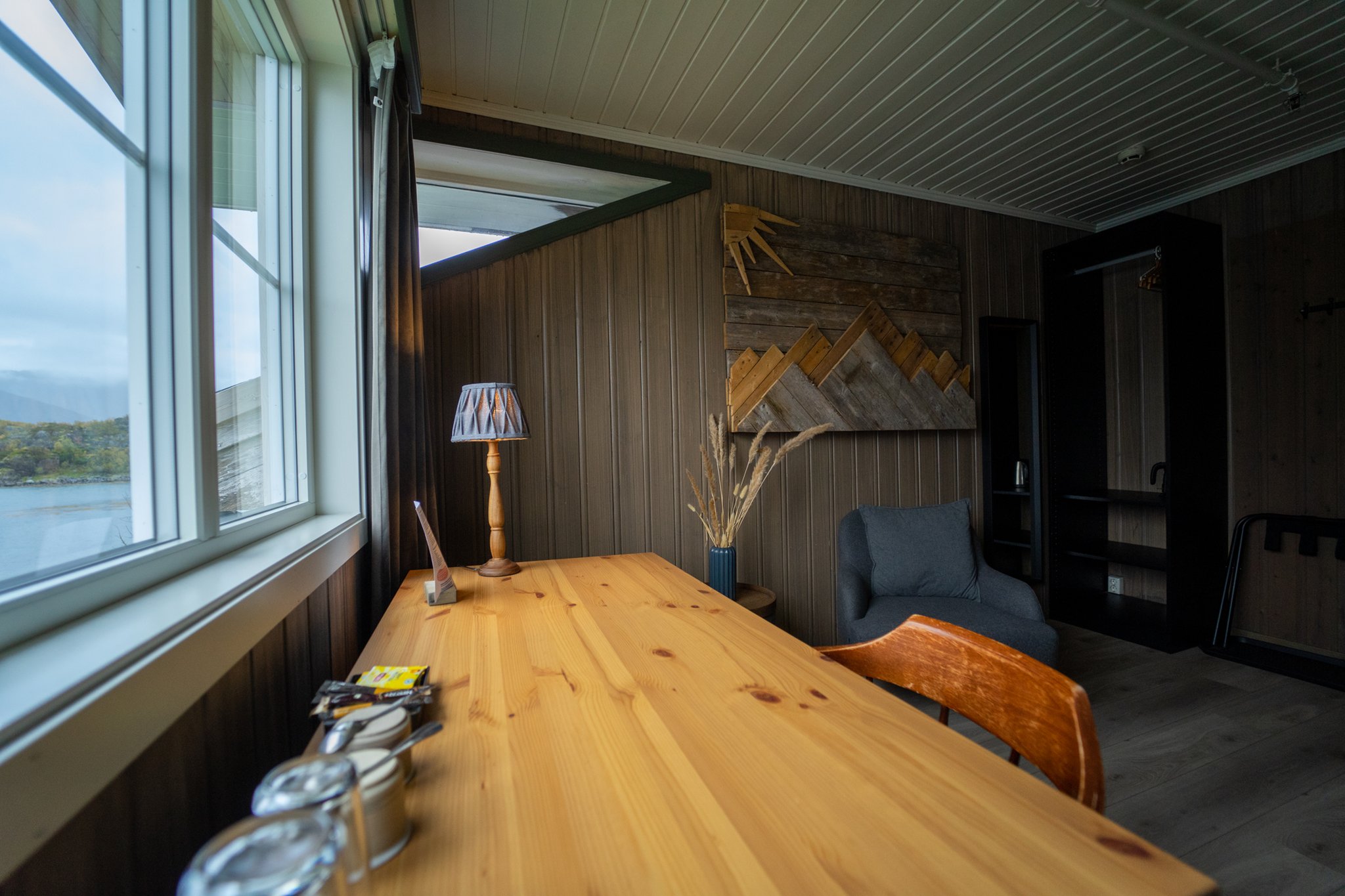 17103_sea-view-room-skaarungen-by-first-hotels-lofoten-5_S