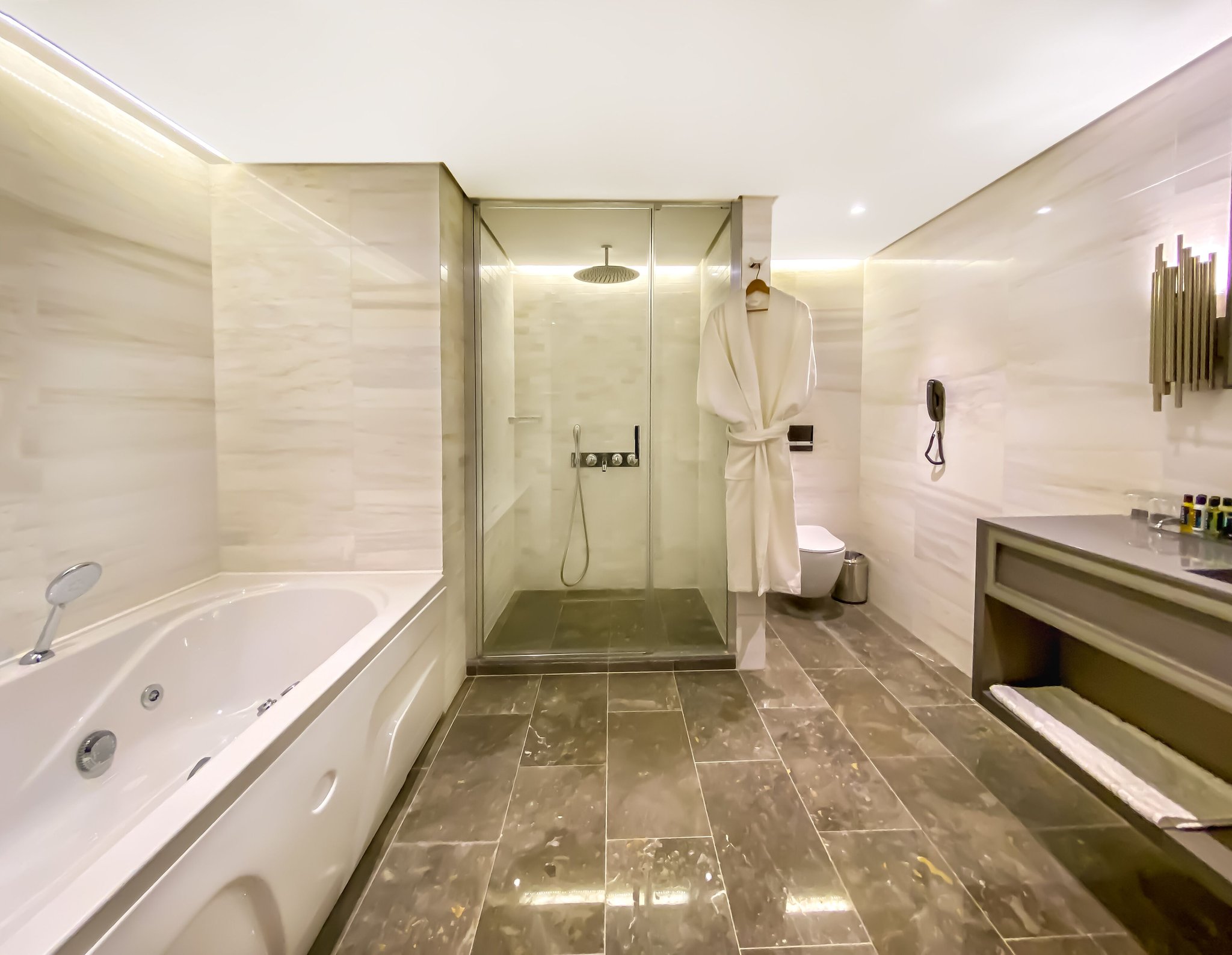 Executive_Suite_Bathroom2_S