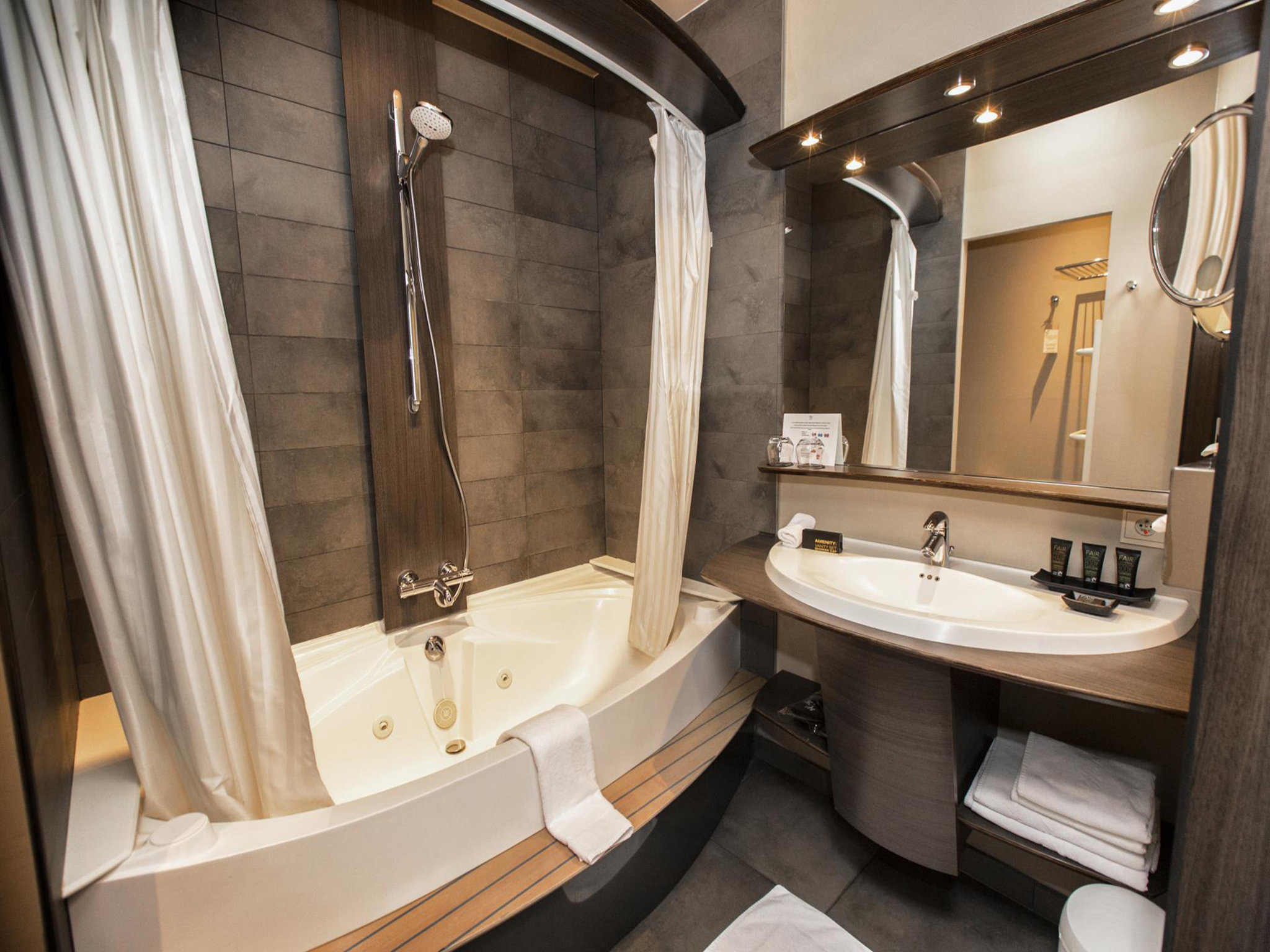 Luxury_Double_Bathroom_S