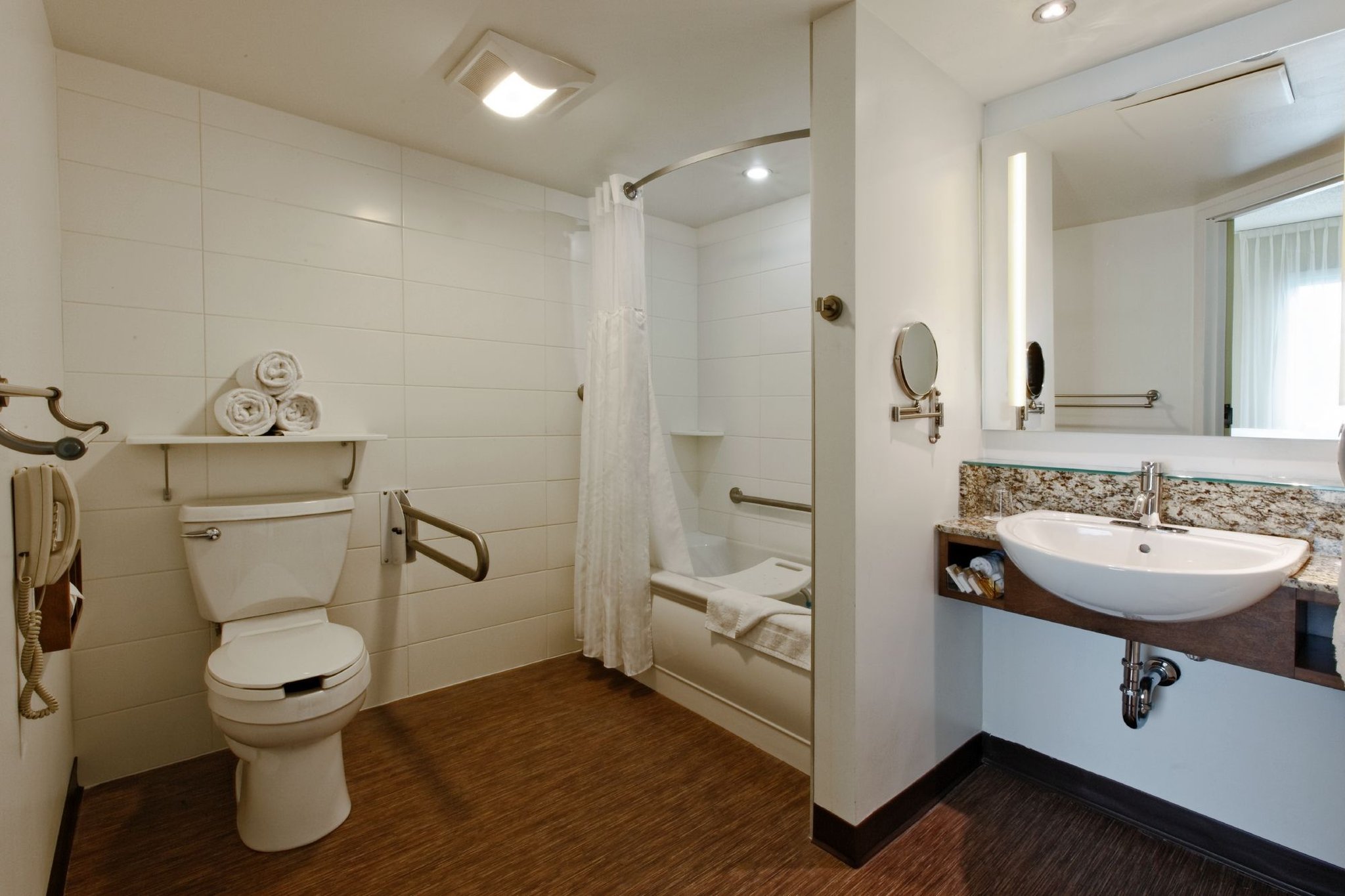 Accessible_Urban_One_Queen_Bed_Bathroom_S