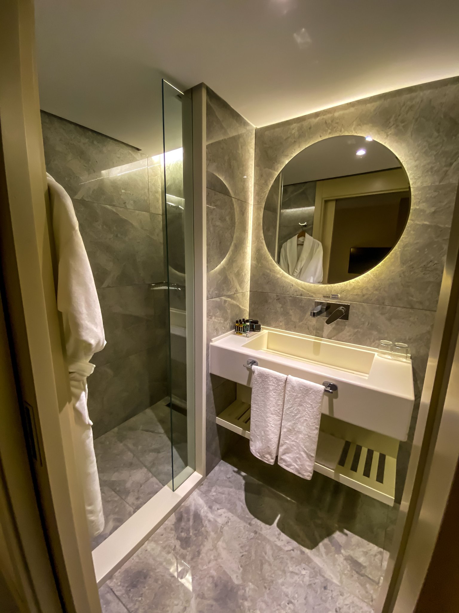 Deluxe_Bathroom_S