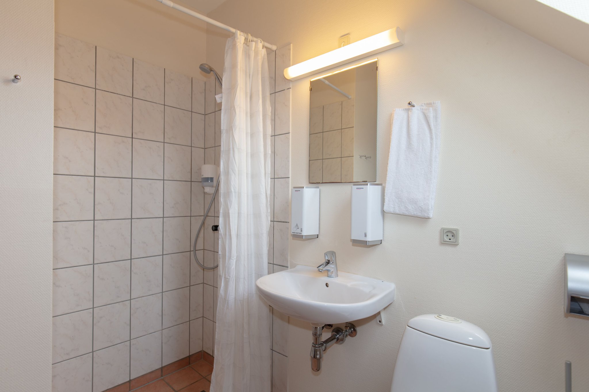 18617_bathroom-family-rooms-foldens-hotel-first-partner-c_S