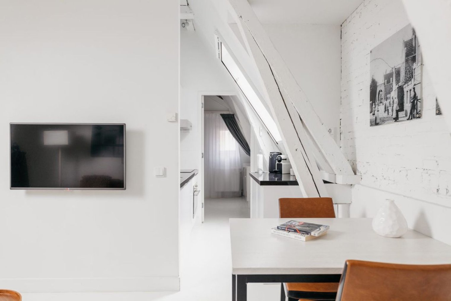 yays-Zoutkeetsgracht-one-bedroom-tv.jfif_S