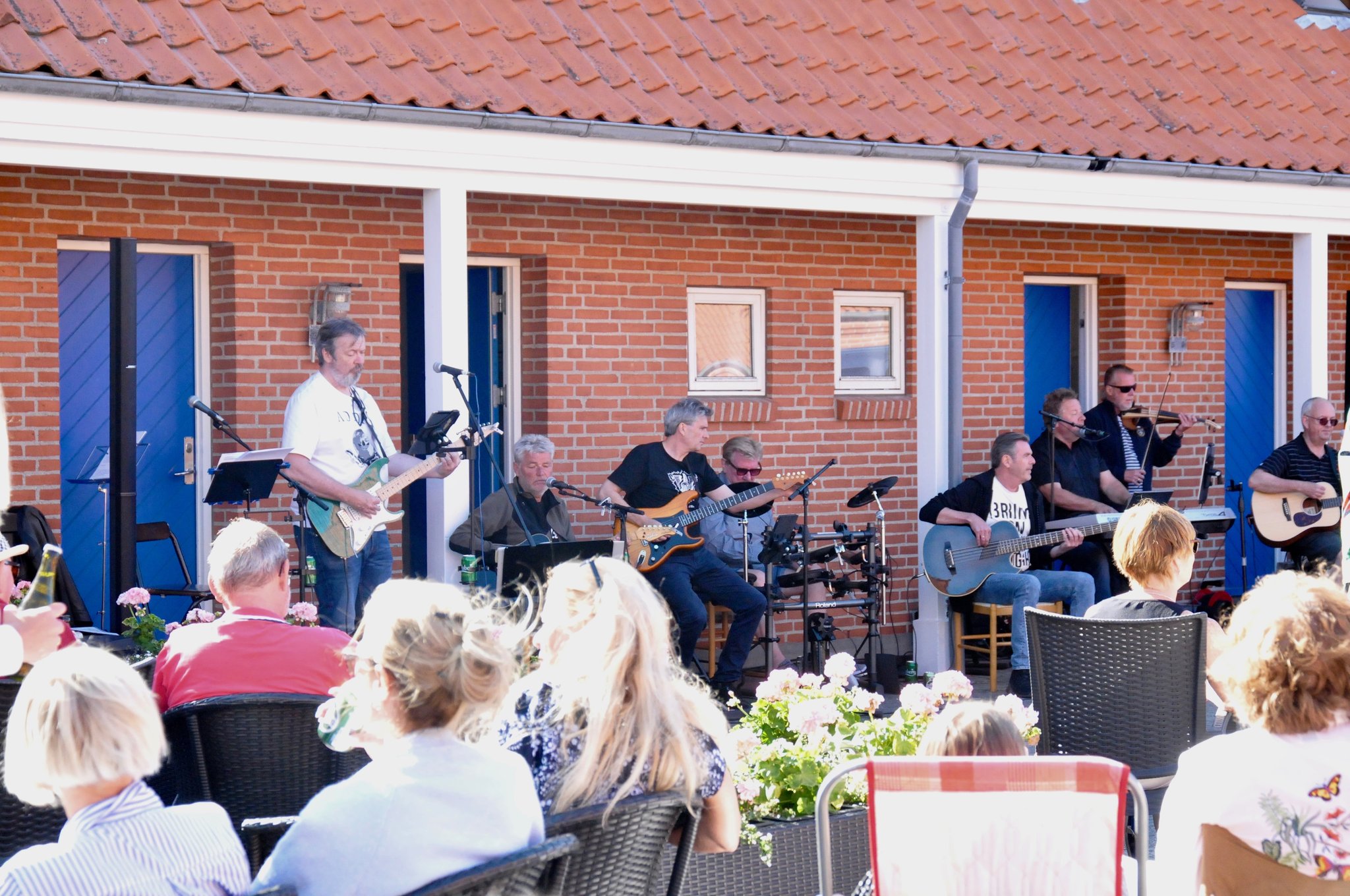 19097_guests-enjoy-sunshine-in-front-of-reception-skagen-_S