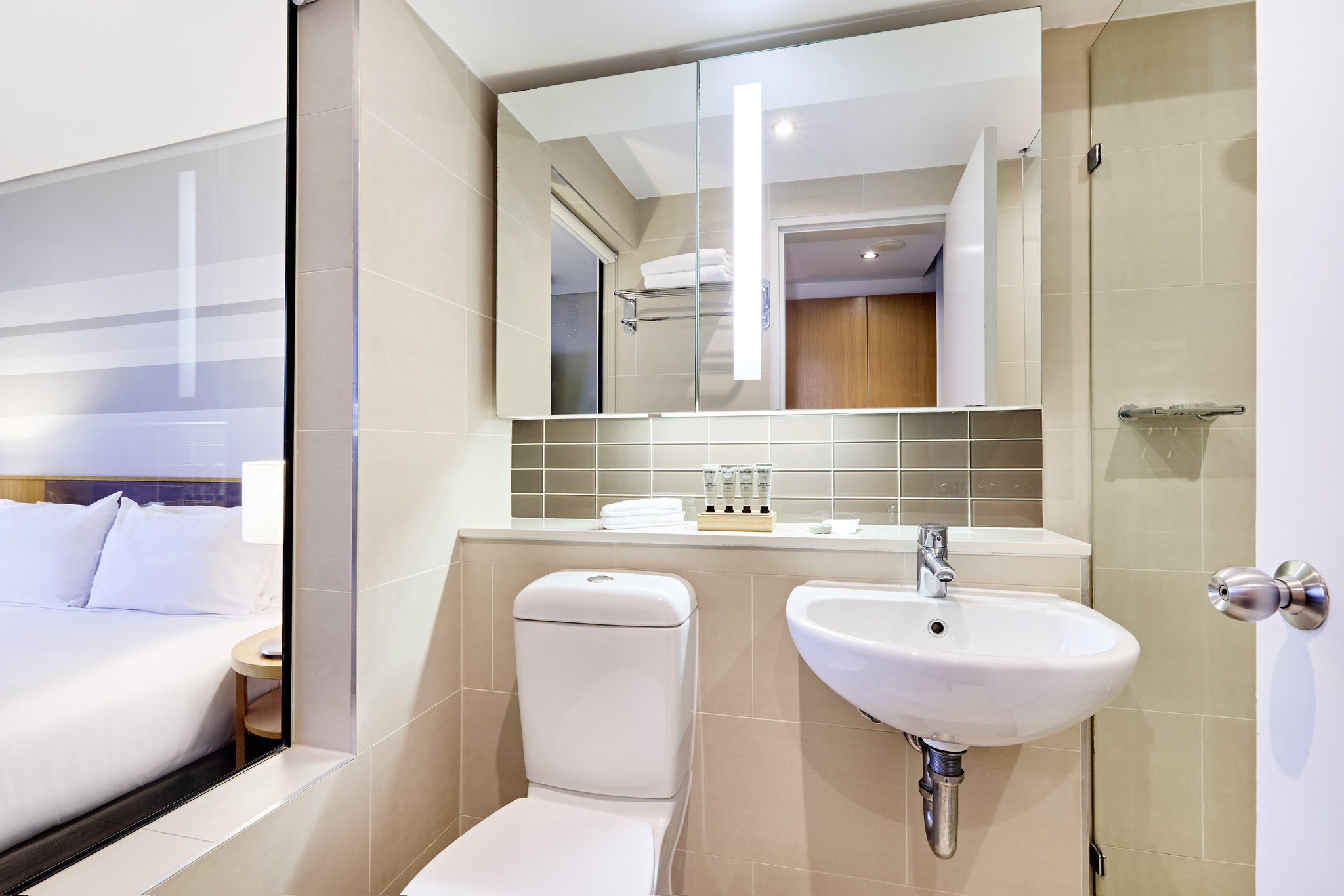 Harbour_Bridge_King_Room_Bathroom_S