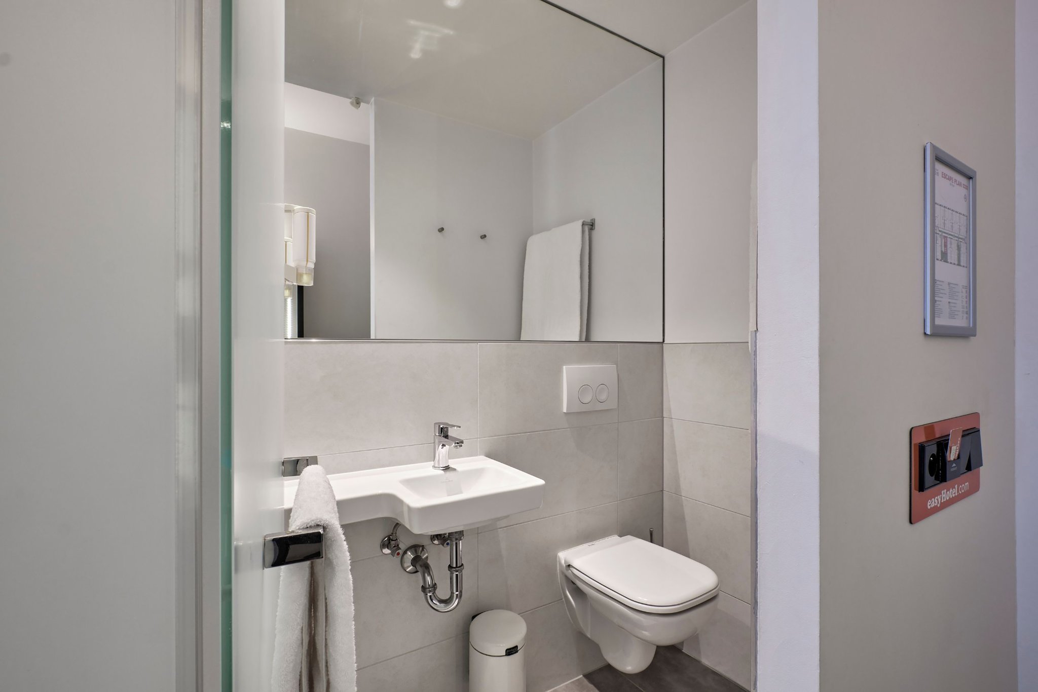 Ensuite_Bathroom2_S