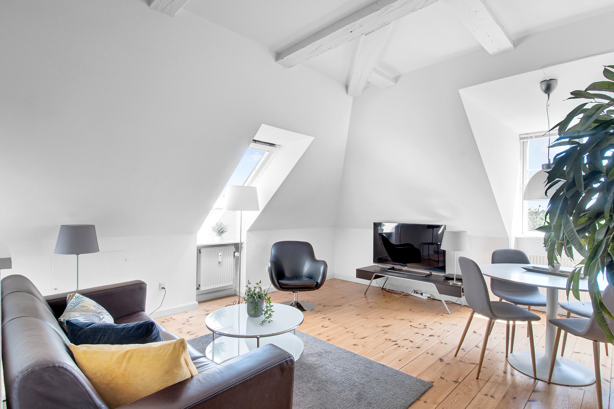 19719_living-room-two-room-apartment-vesterbro-rahbbeks-a_S