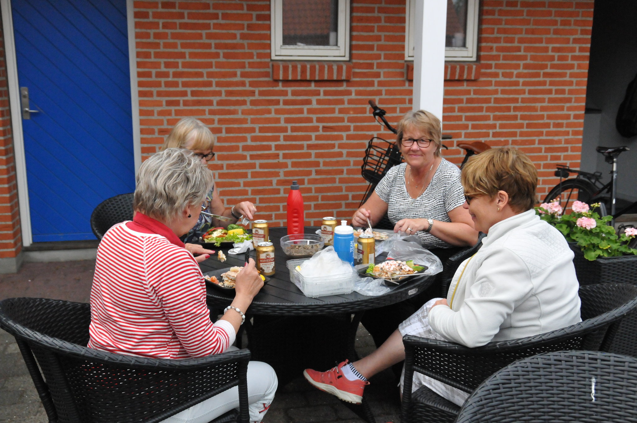 19094_guests-enjoy-sunshine-in-front-of-reception-skagen-_S