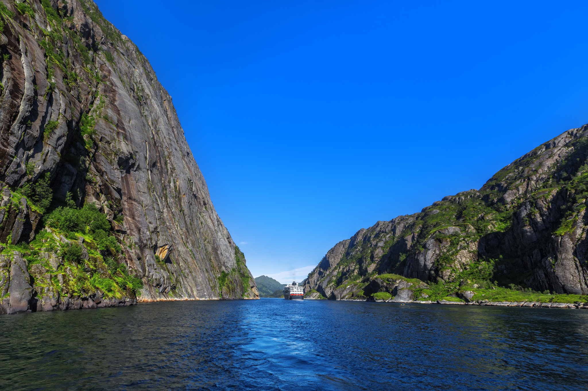 17180_trollfjorden-gettyimages-872475784_S