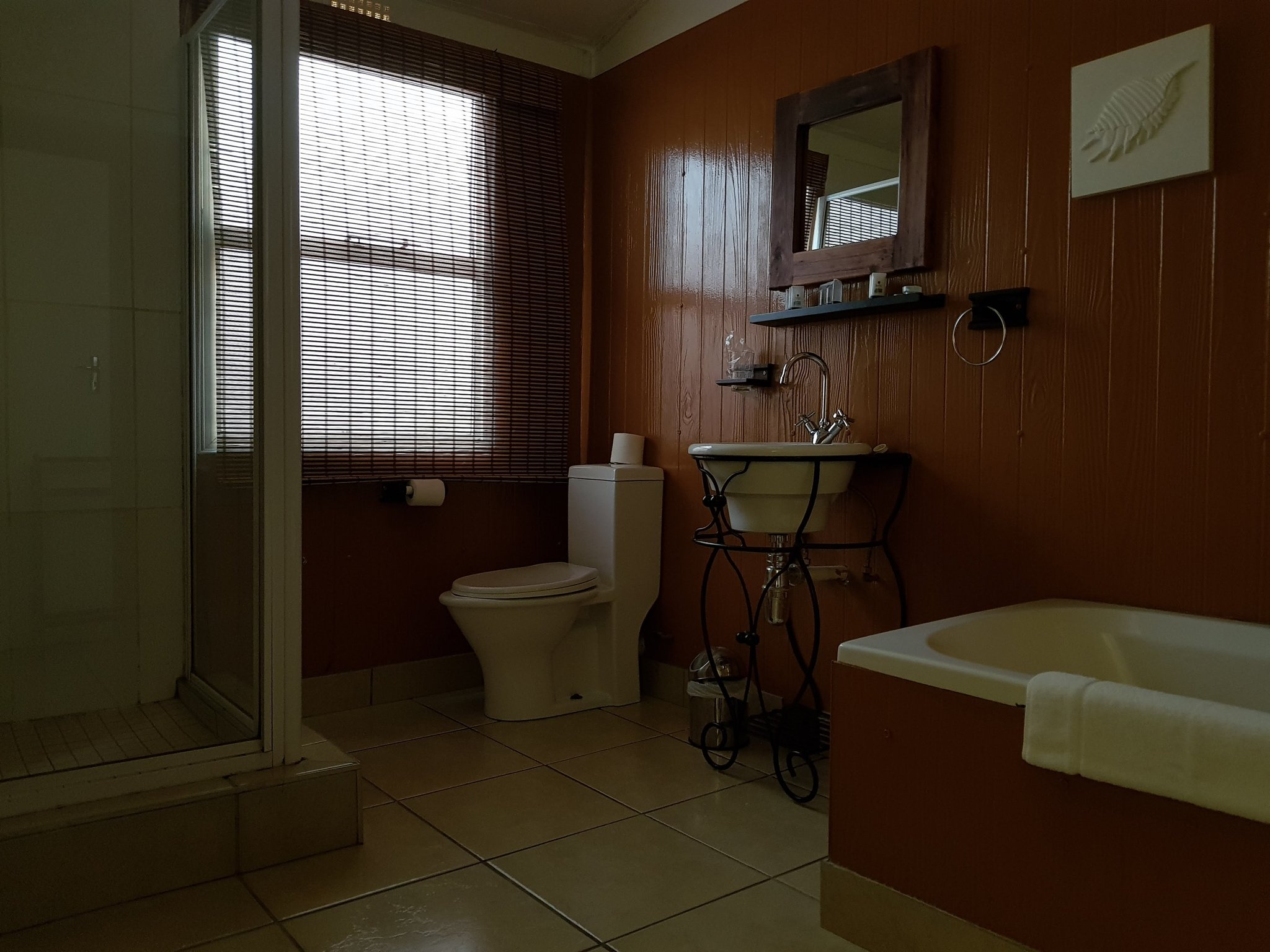 Self_catering_Chalets_E1_Bathroom4_S