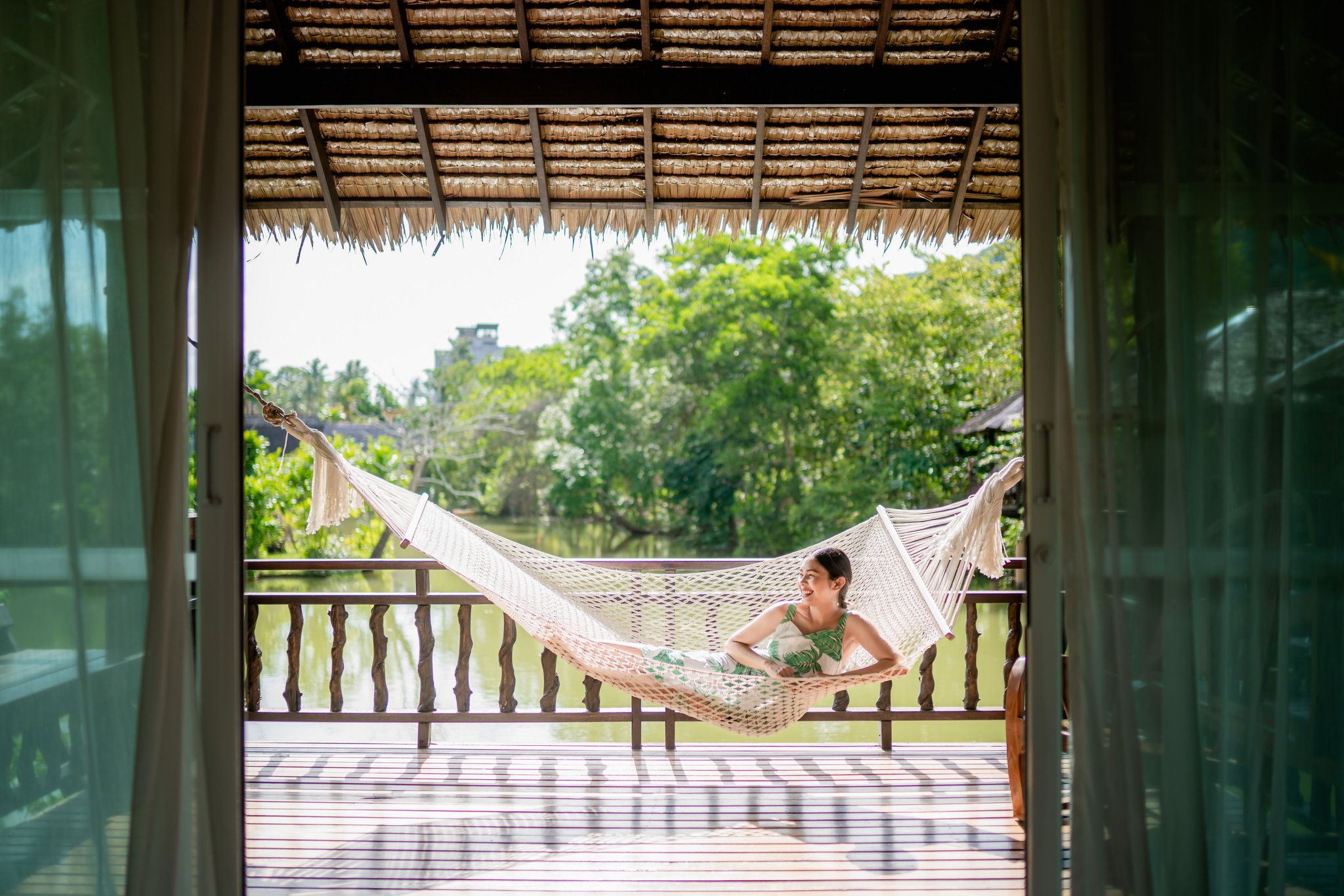 Grand_Pond_View_Terrace_and_Hammock1_S