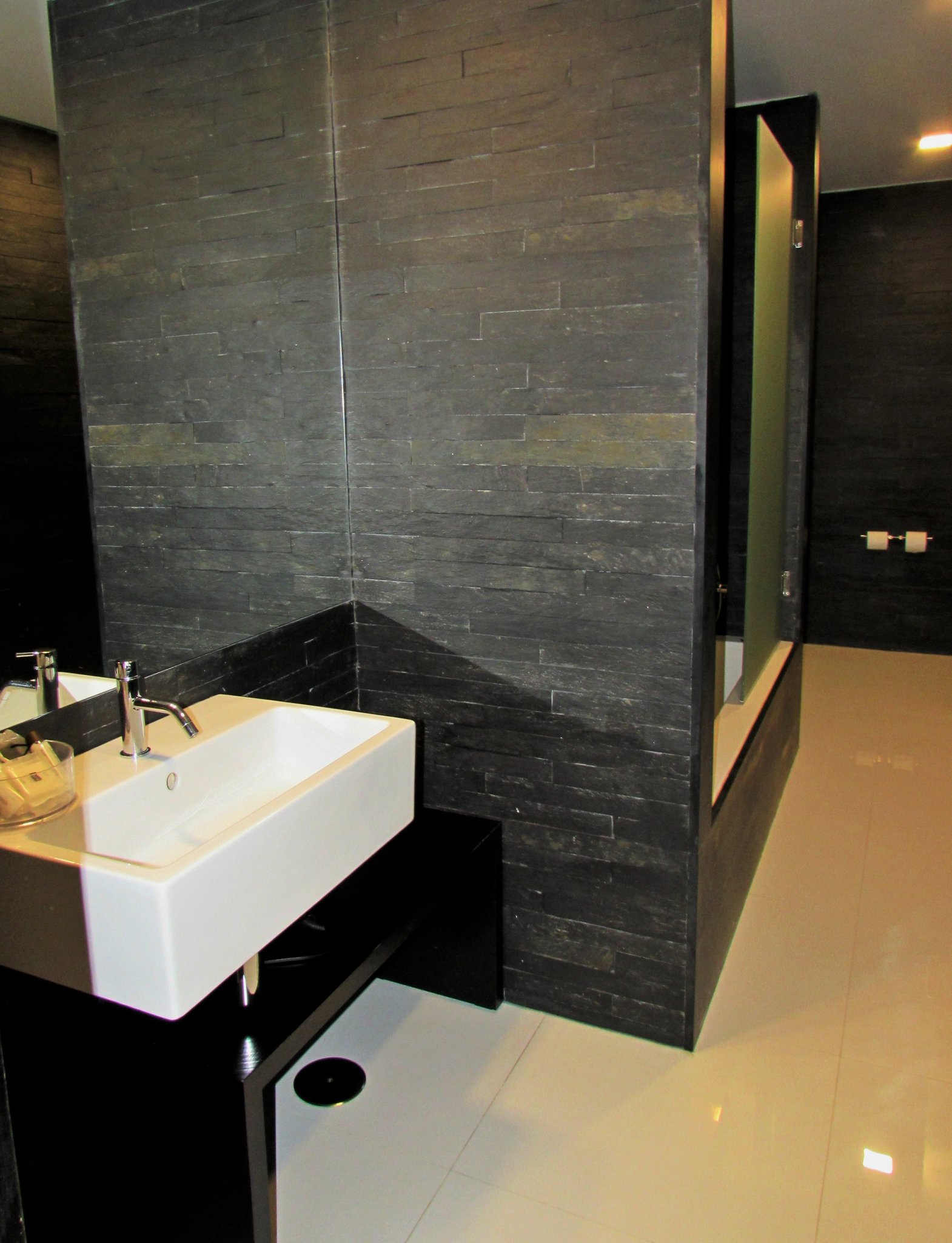 Suite_Bathroom_S