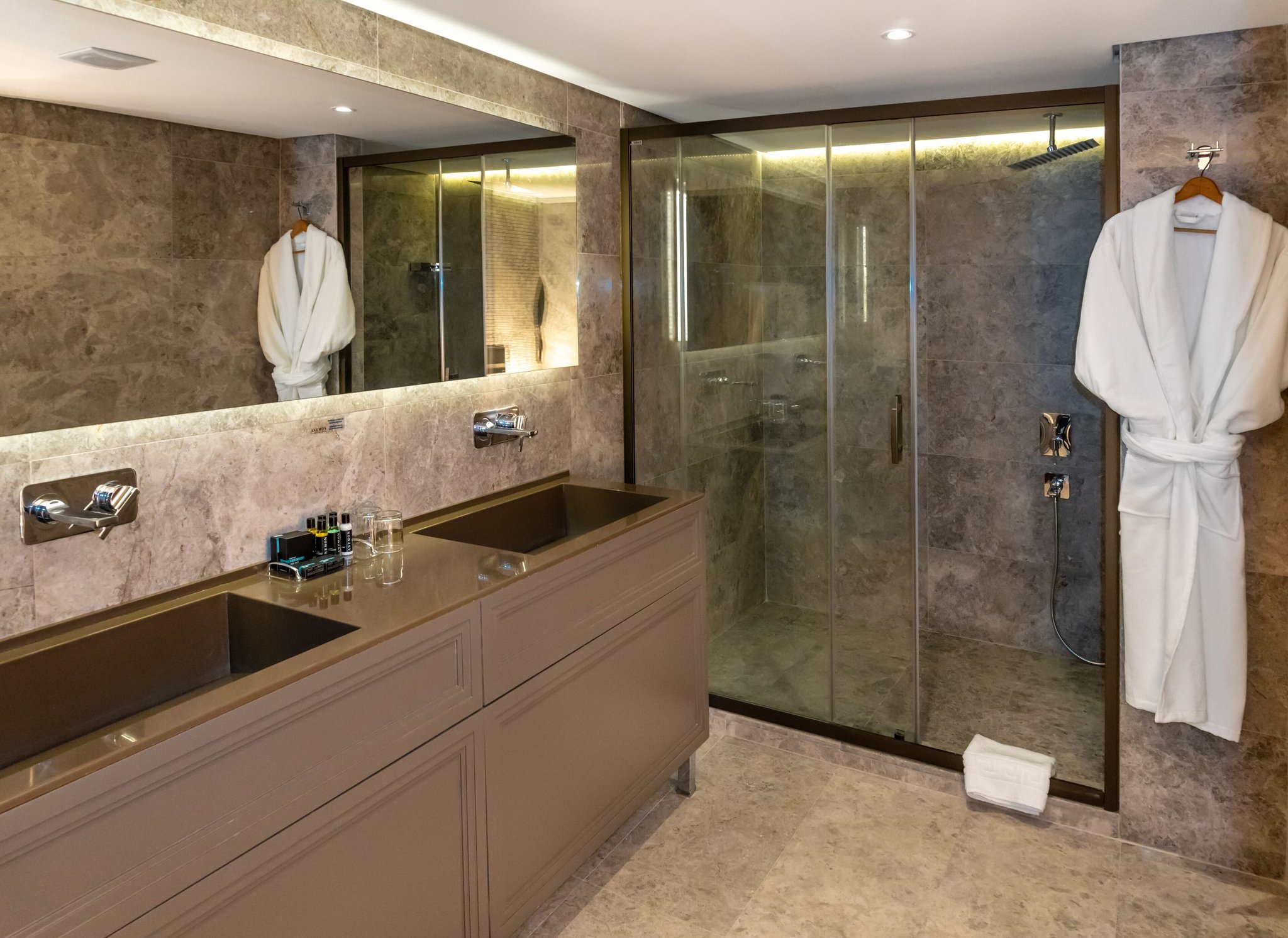 Executive_Suite_Bathroom_S