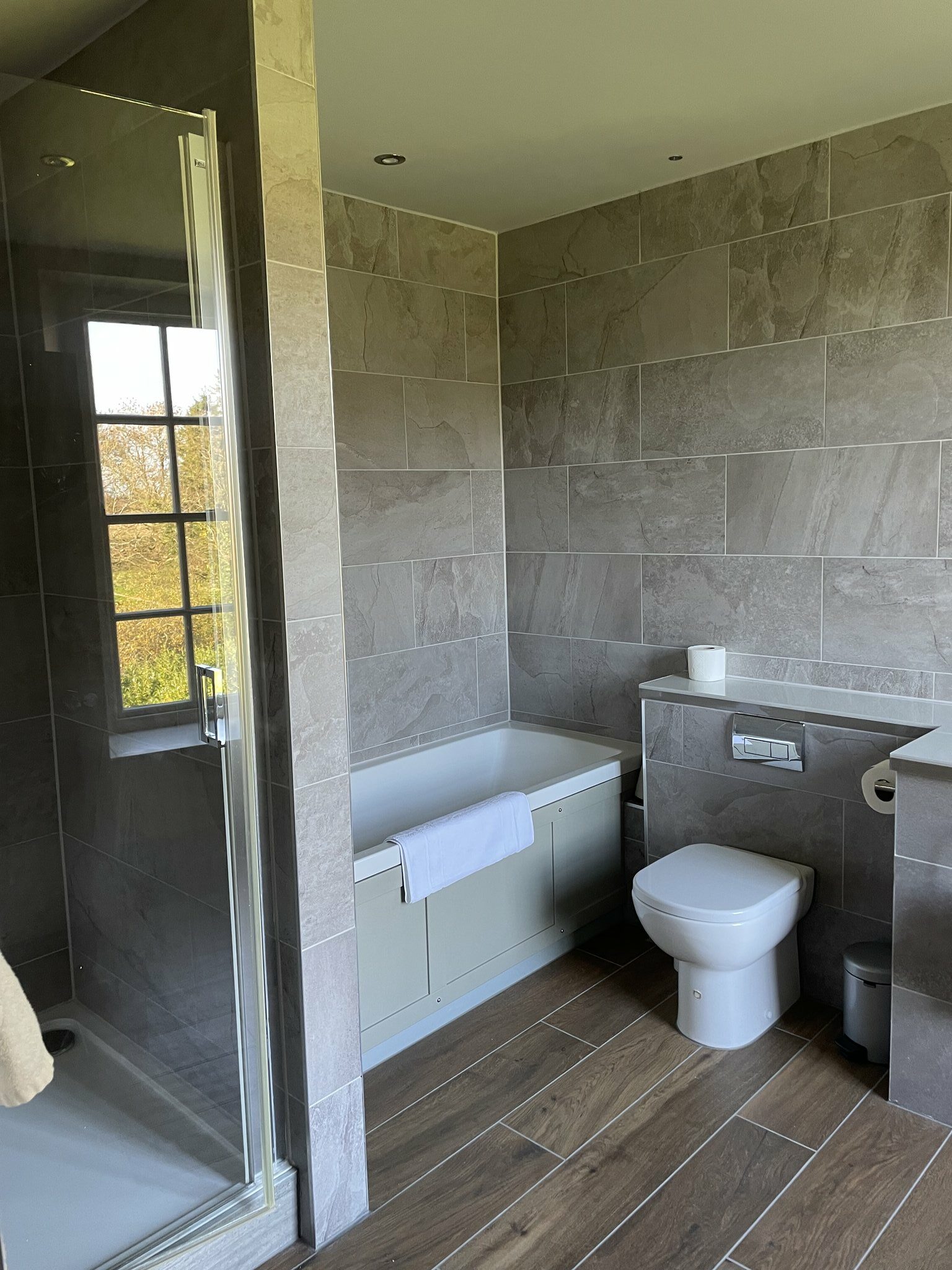 Deluxe_Suite_with_Garden_View_Bathroom3_S