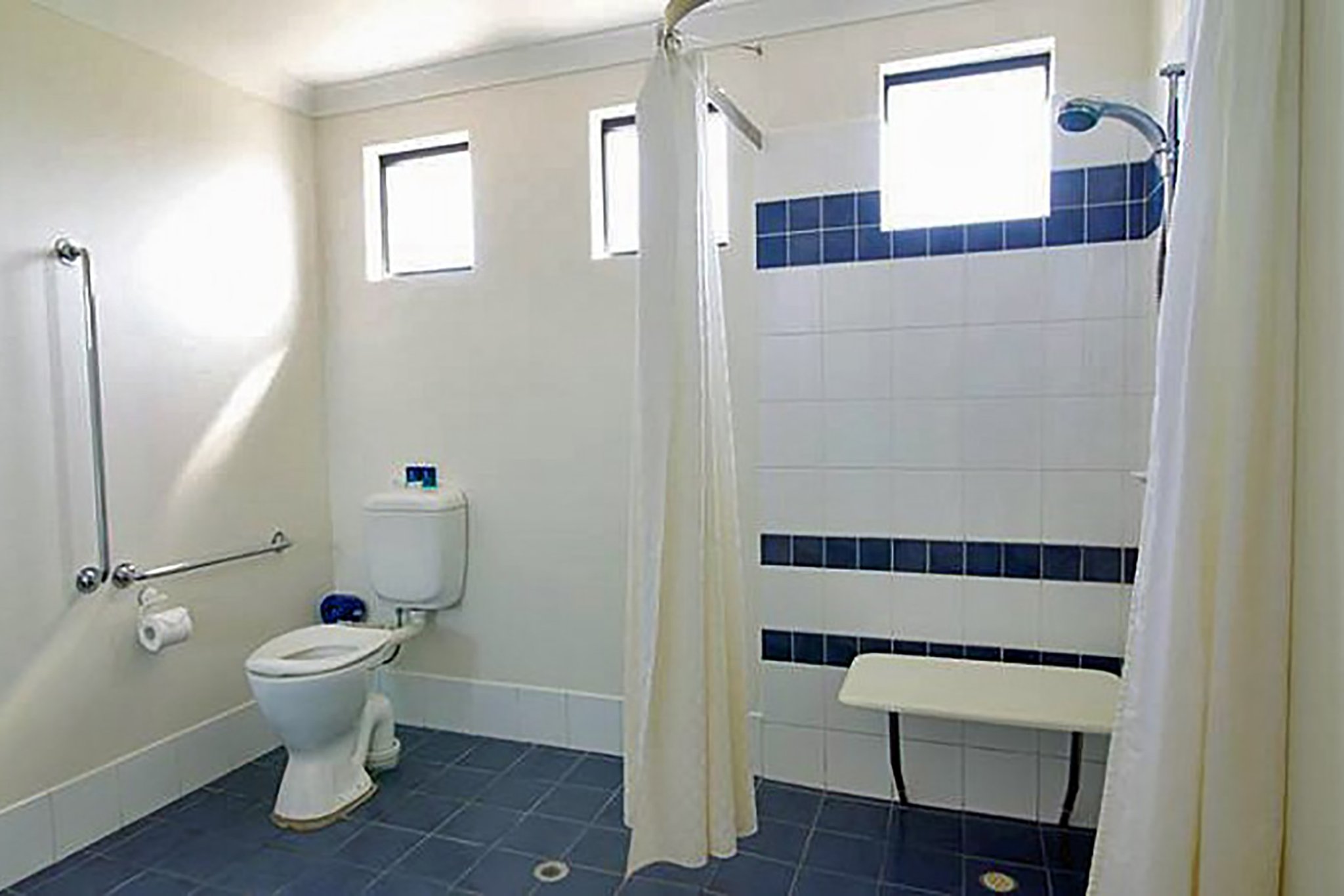 Accessible_Studio_Apartment_Bathroom_S