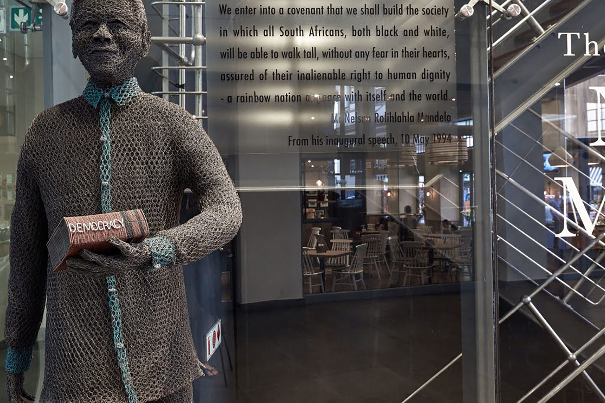 Mandela_Statue_in_Foyer_S