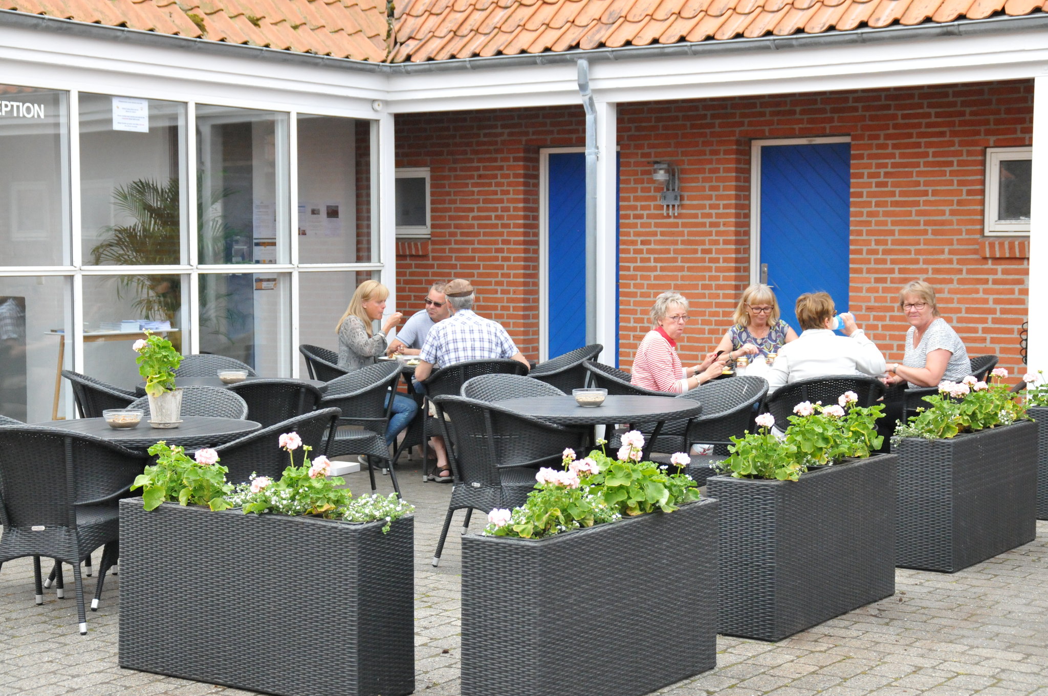 19095_guests-enjoy-sunshine-in-front-of-reception-skagen-_S