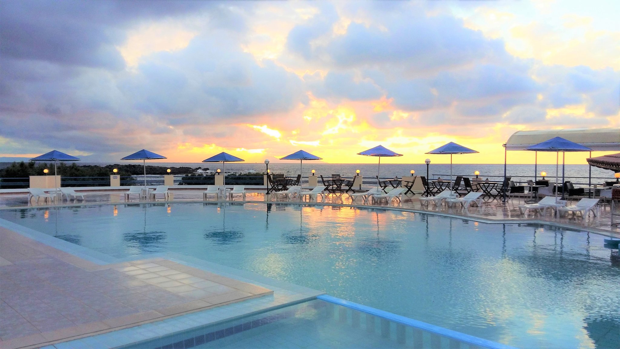 8_Outdoor_Pool_Sunset_S