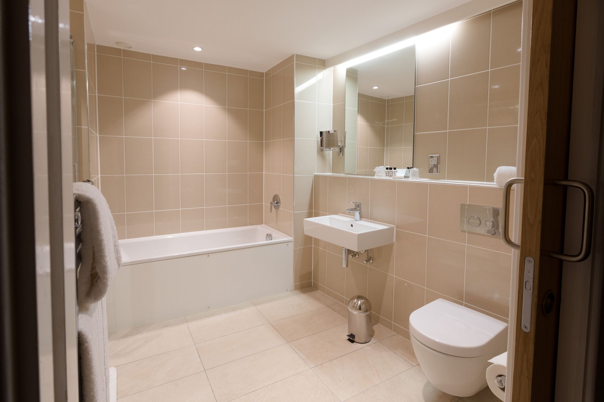 Wolverton_Suite_Bathroom_S