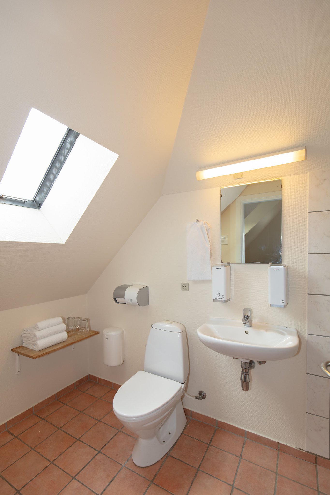 18595_bathroom-triple-rooms-foldens-hotel-first-partner-c_S