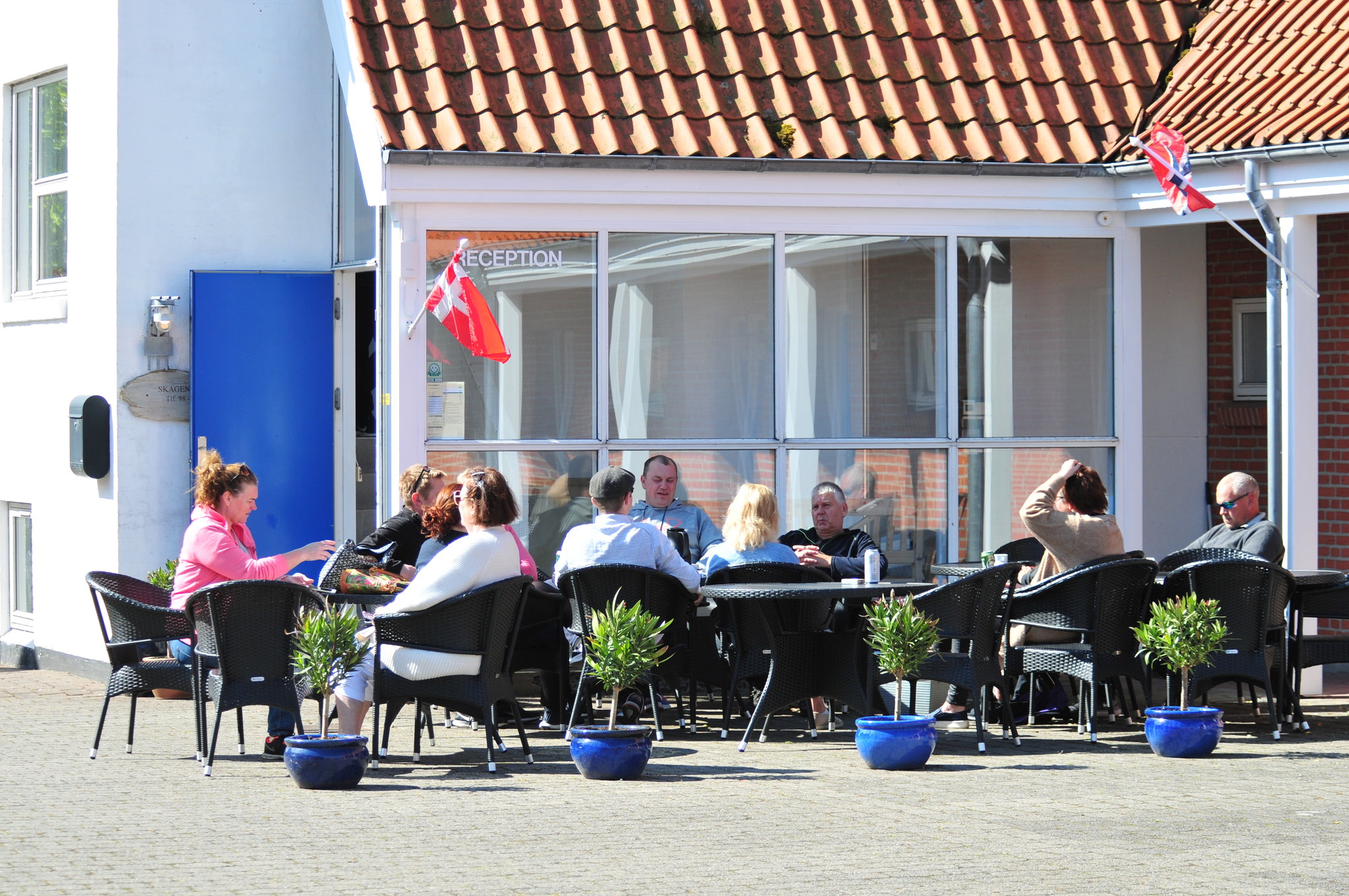 19092_guests-enjoy-sunshine-in-front-of-reception-skagen-_S