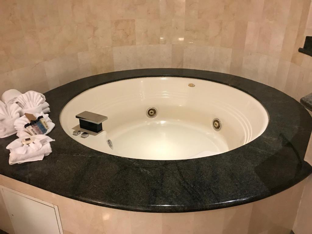 Hollywood Hotel Bath