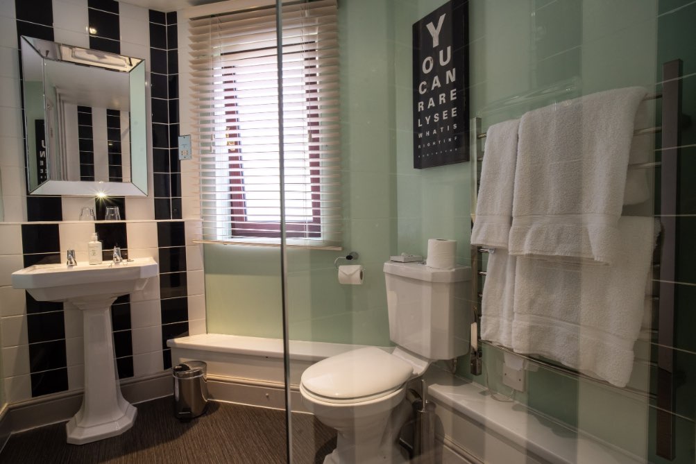 Stonehouse Court Guestroom Bathroom