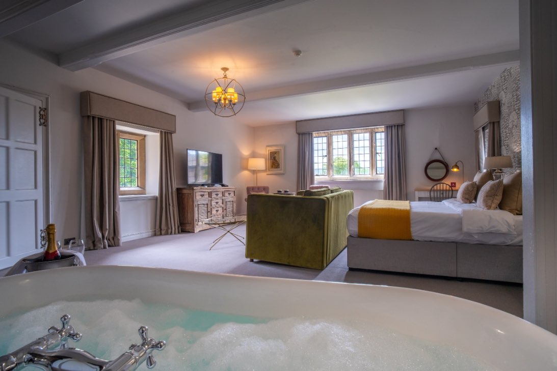 Stonehouse Court Guestroom with bath tub