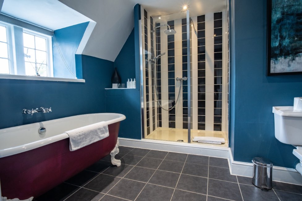 Stonehouse Court Guests Bathroom