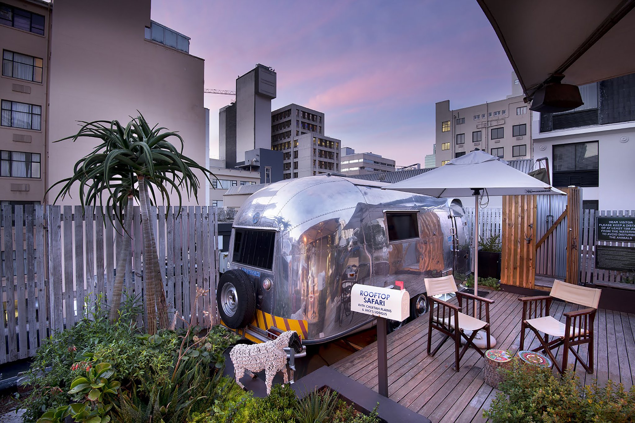 Standard_Airstream_Trailer_exterior2_S