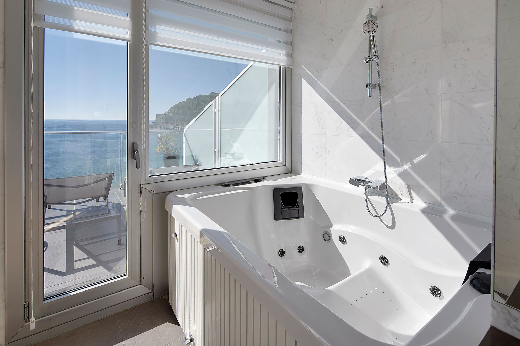 Penthouse_with_terrace_and_jacuzzi_Sea_View_Bathroom_S