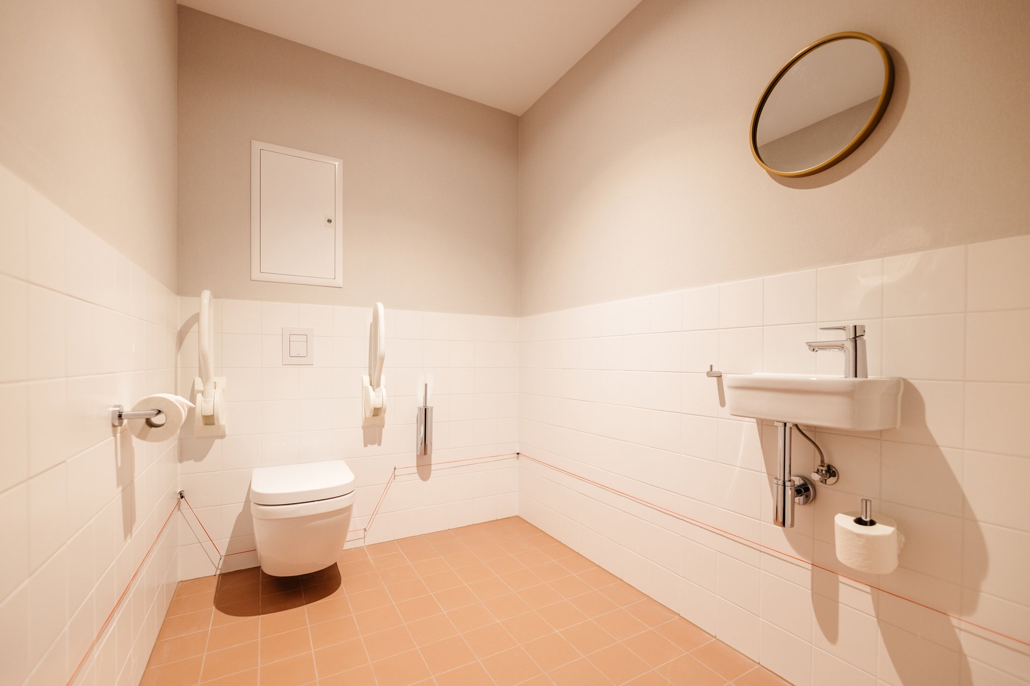 yays-den-haag-malieveld-one-bedroom-disability-toilet-2_S