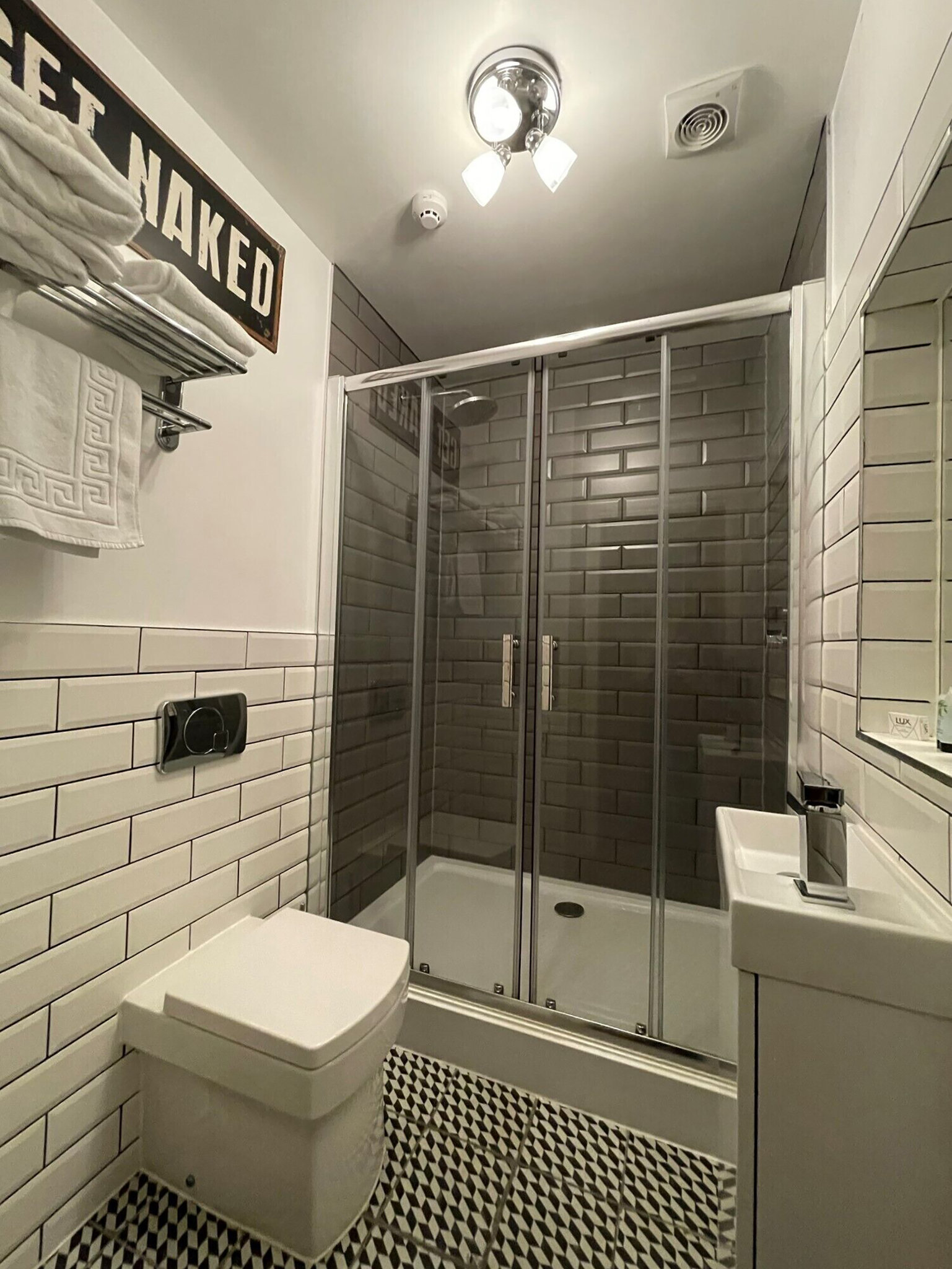 Deluxe_Bathroom2_S