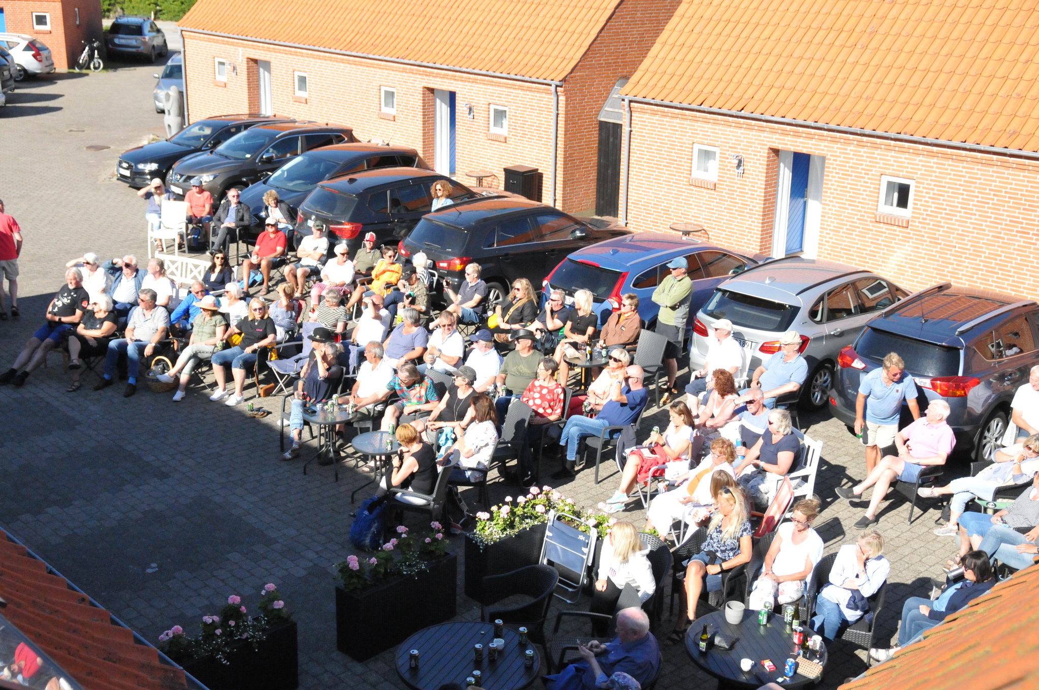 19098_guests-enjoy-sunshine-in-front-of-reception-skagen-_S