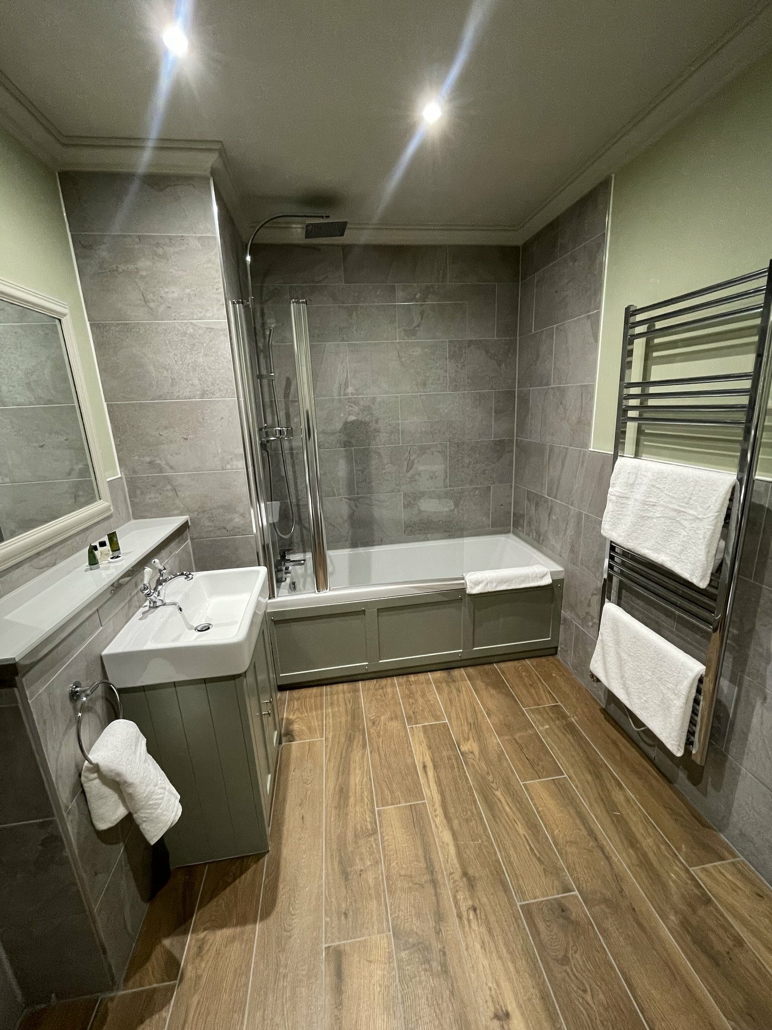 Standard_Suite_Bathroom_S