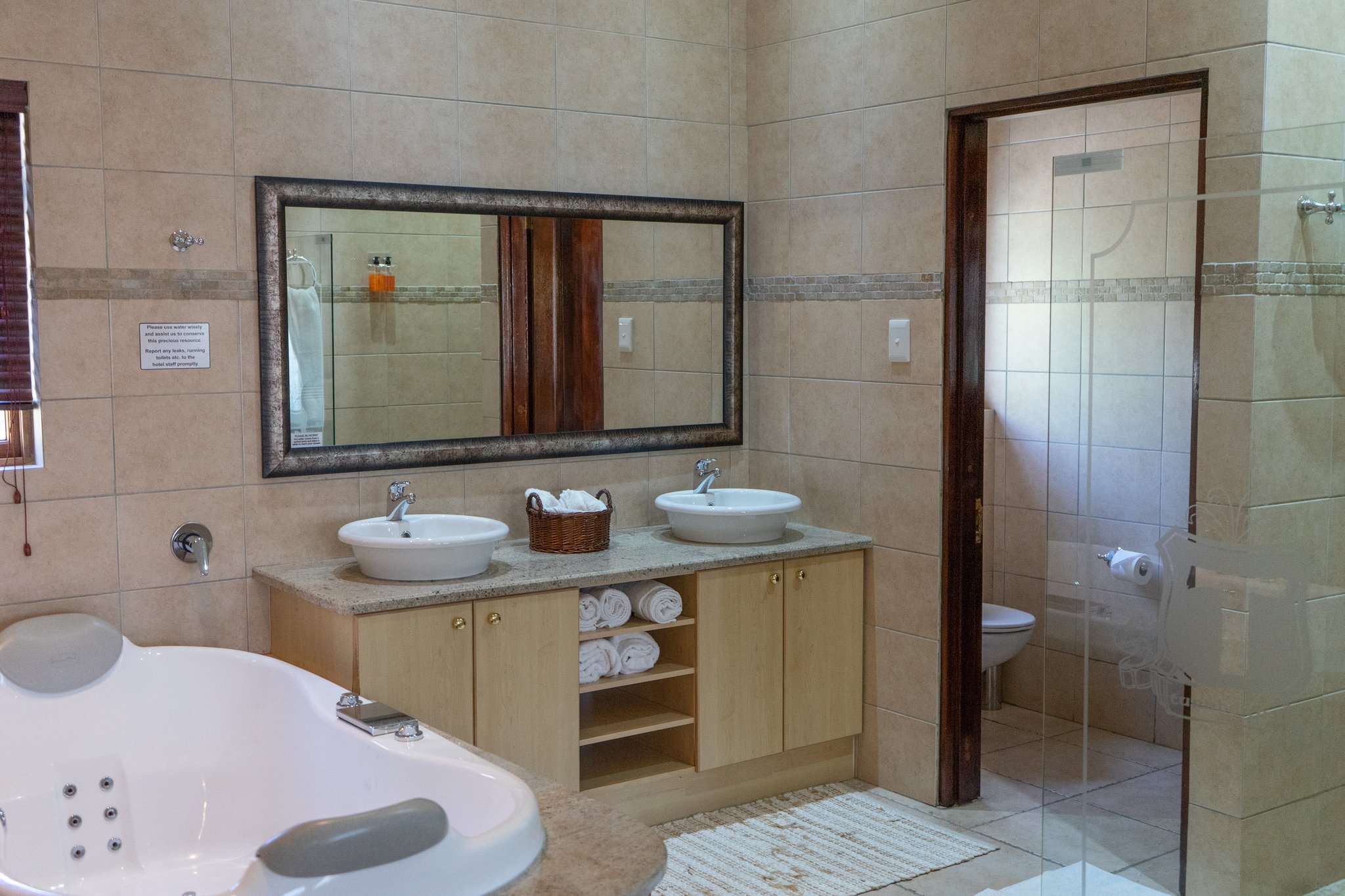 Presidential_Suite_Bathroom_S