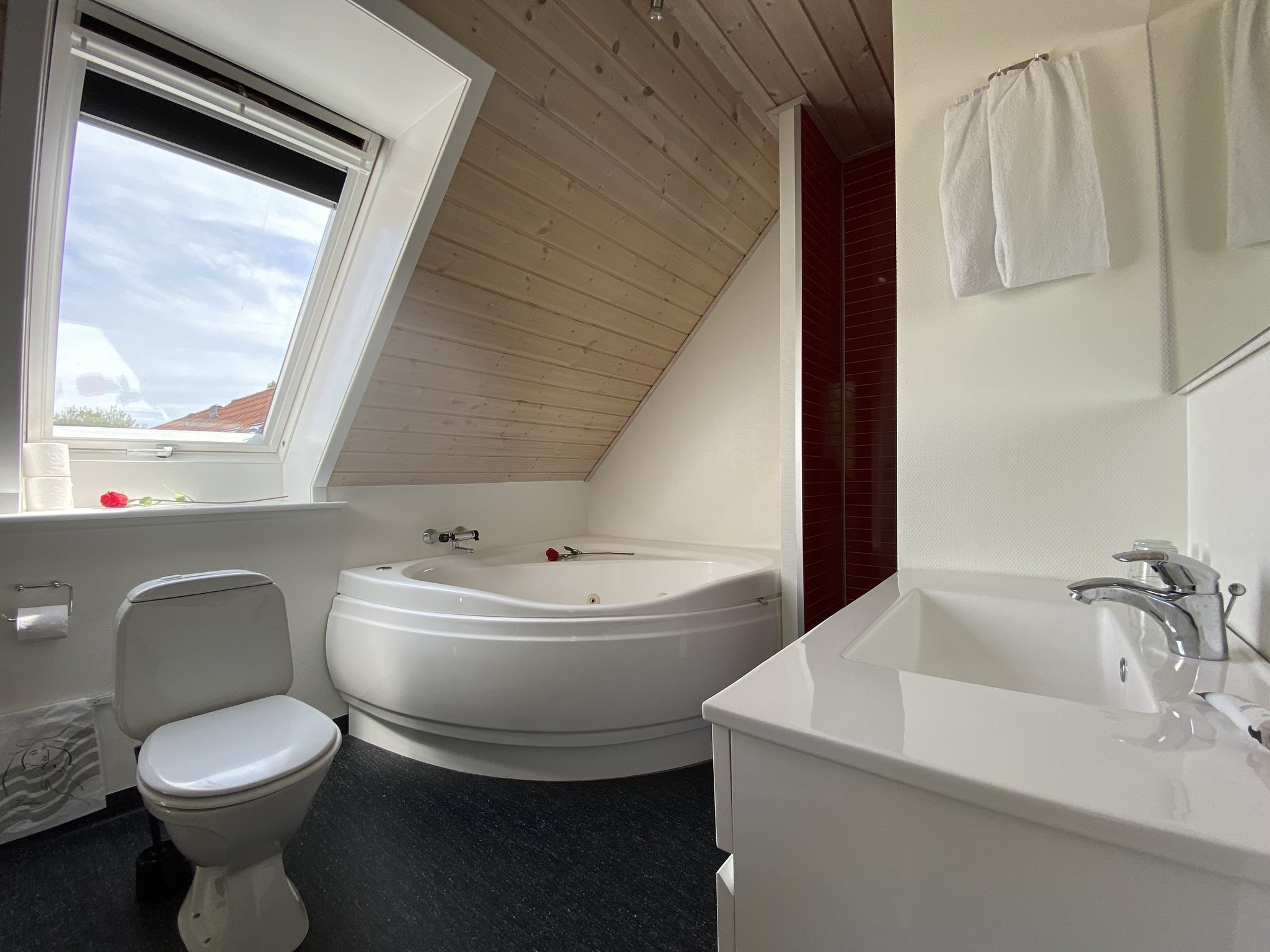 19134_bathroom-suite-skagen-motel-first-partner-collectio_S