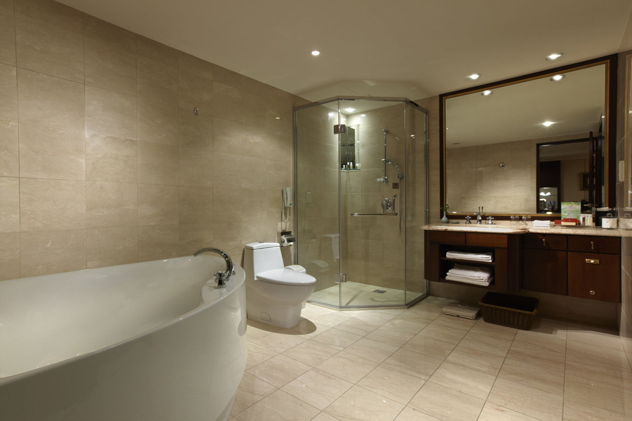 Ambassador_Suite_bathroom_S