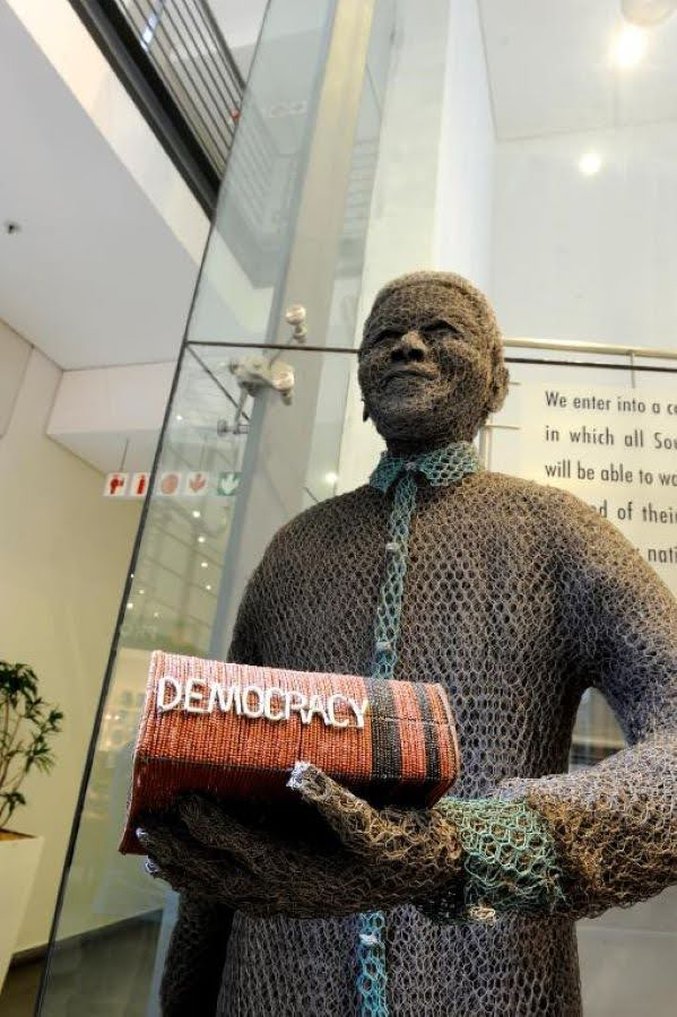 Mandela_Statue_in_Foyer4_R