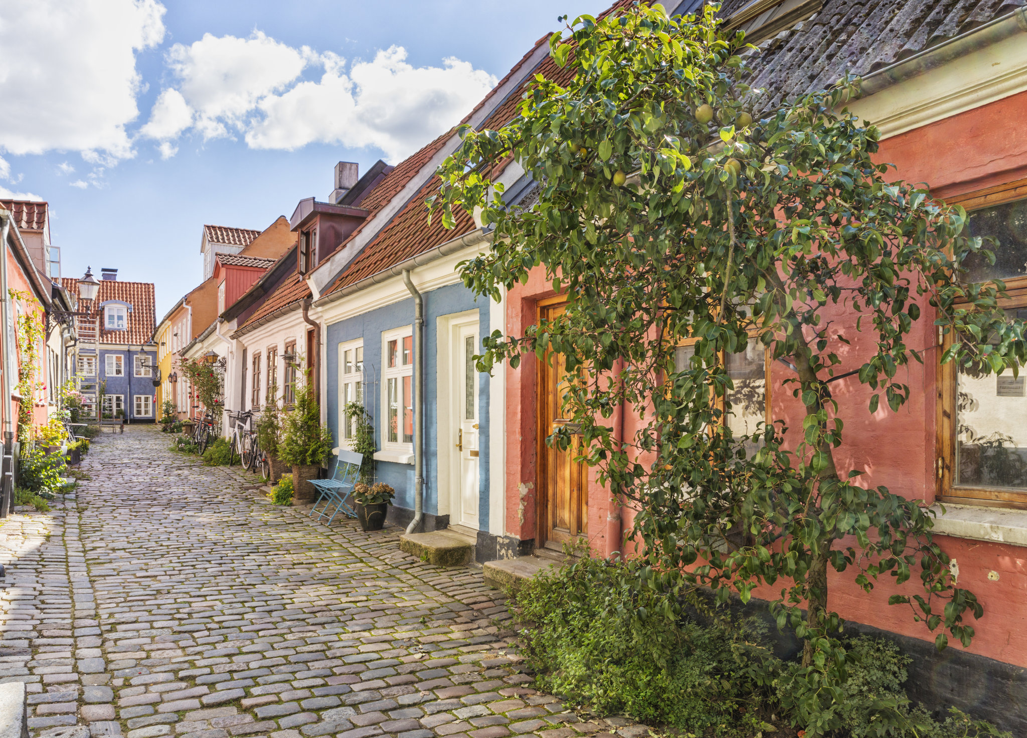 17574_idyllic-cobbled-street-at-the-old-town-GettyImages-_S