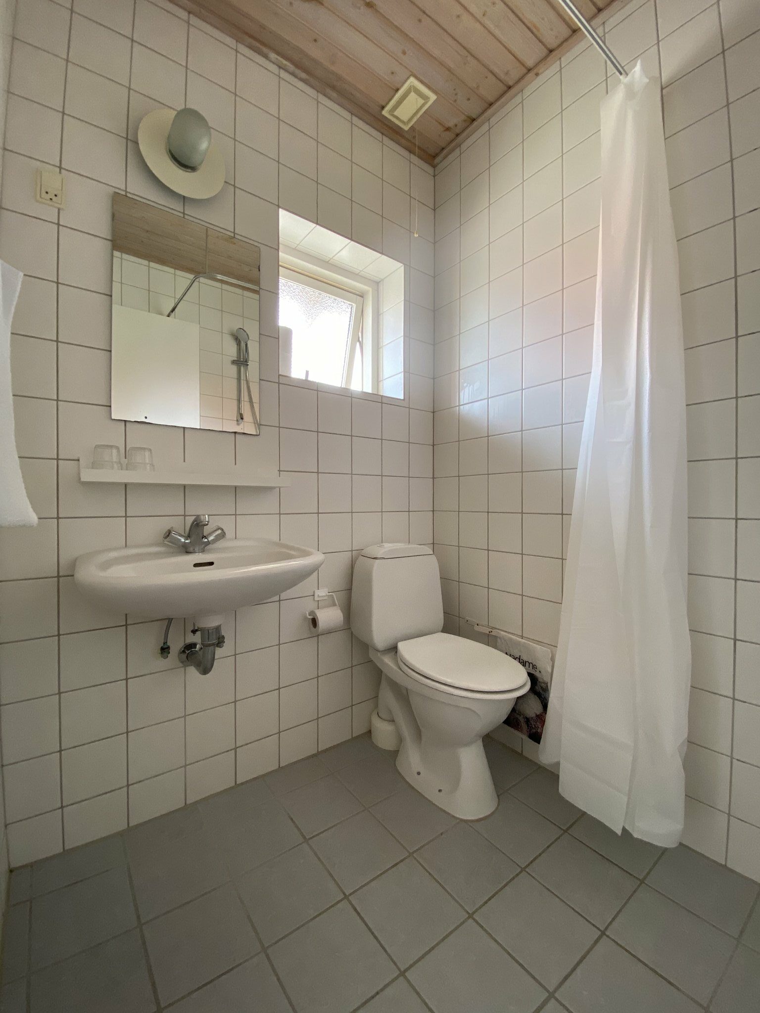 19123_bathroom-double-rooms-skagen-motel-first-partner-co_S