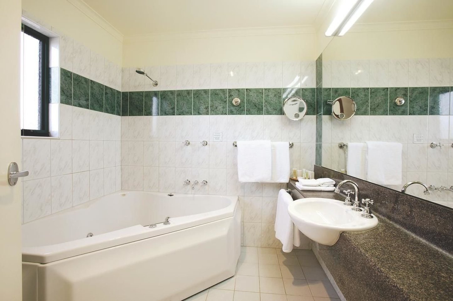 Executive_Suite_Bathroom_S