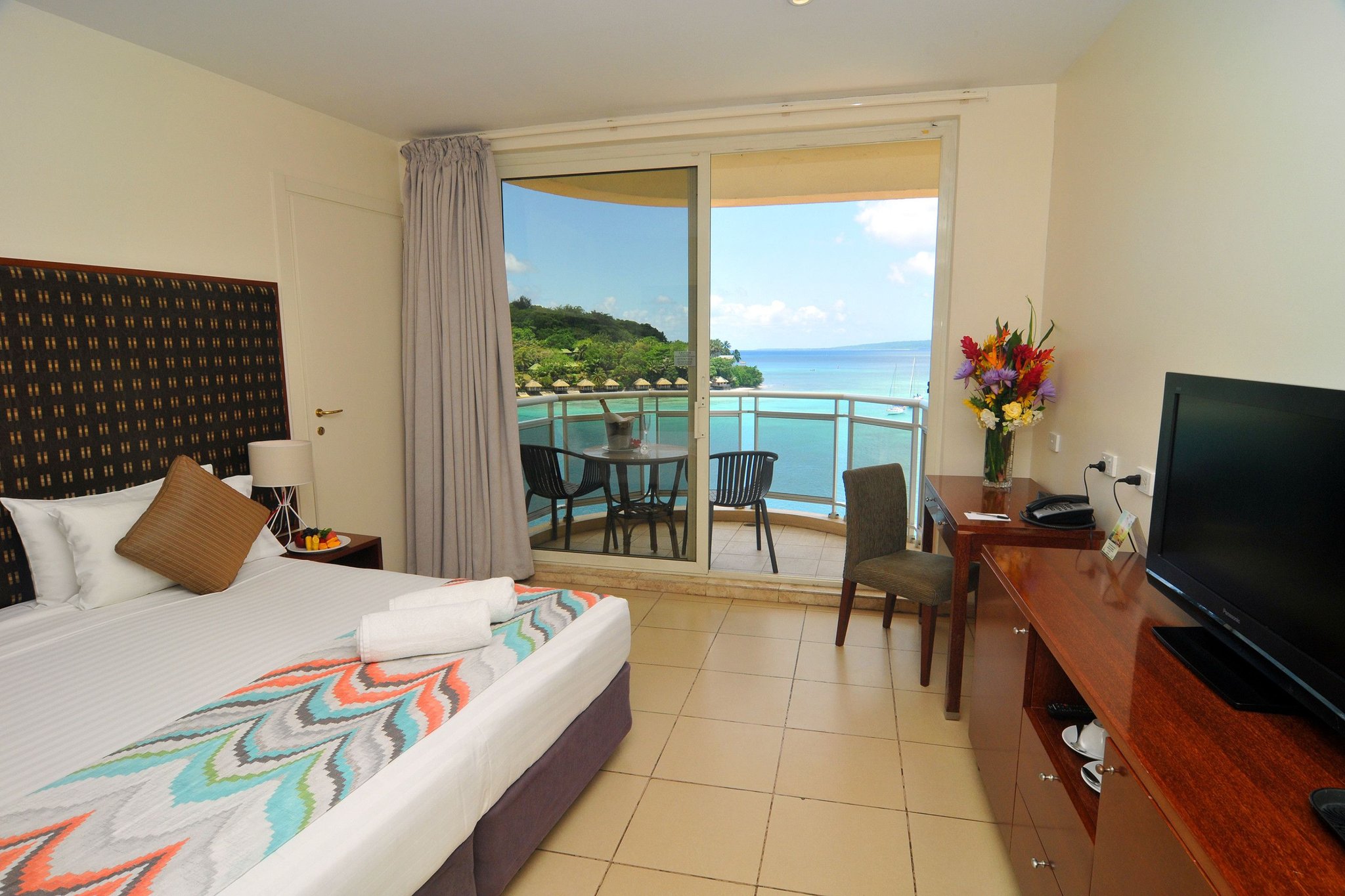 Deluxe_Harbour_View_Room2_S