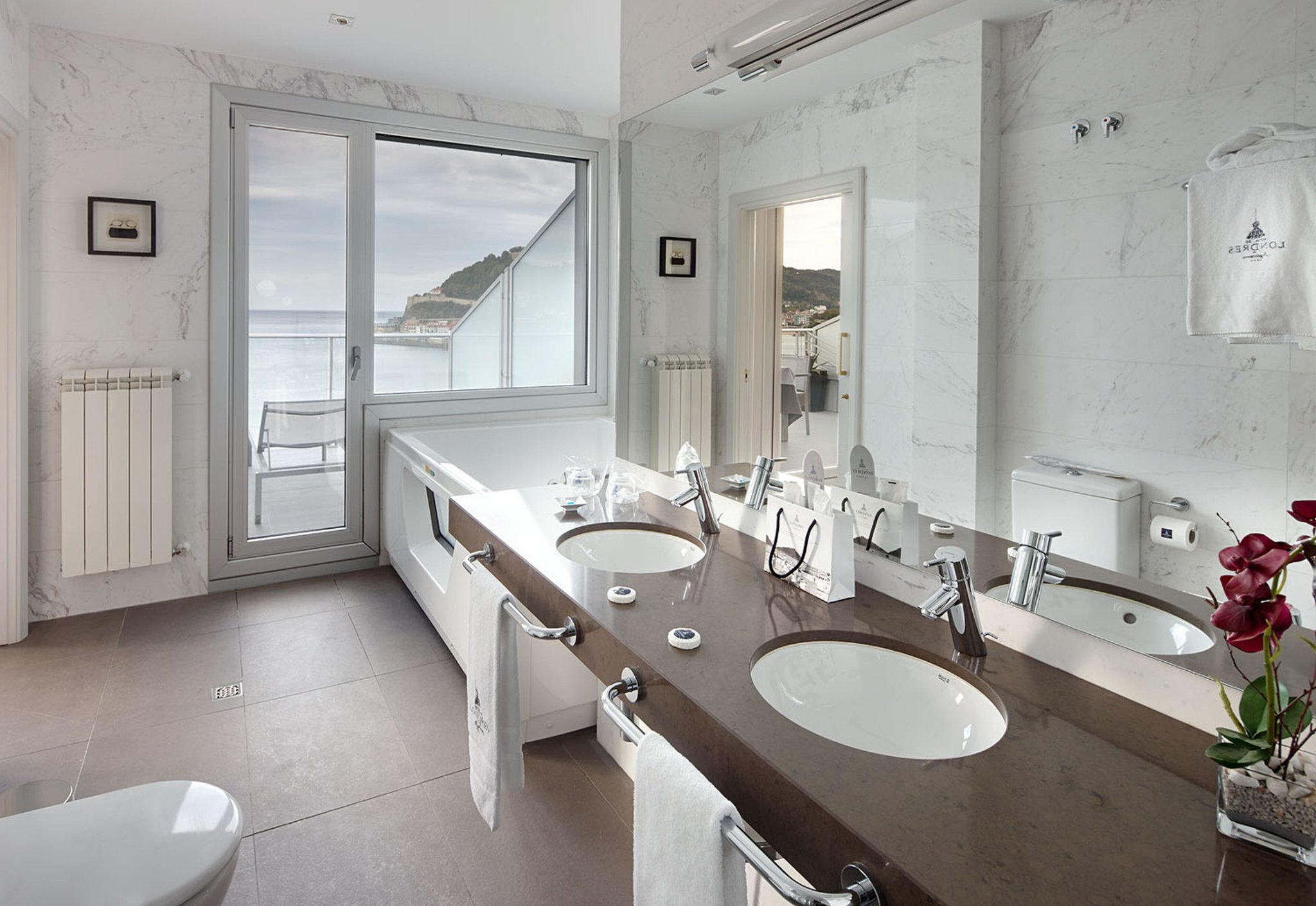 Penthouse_with_terrace_and_jacuzzi_Sea_View_Bathroom2_S