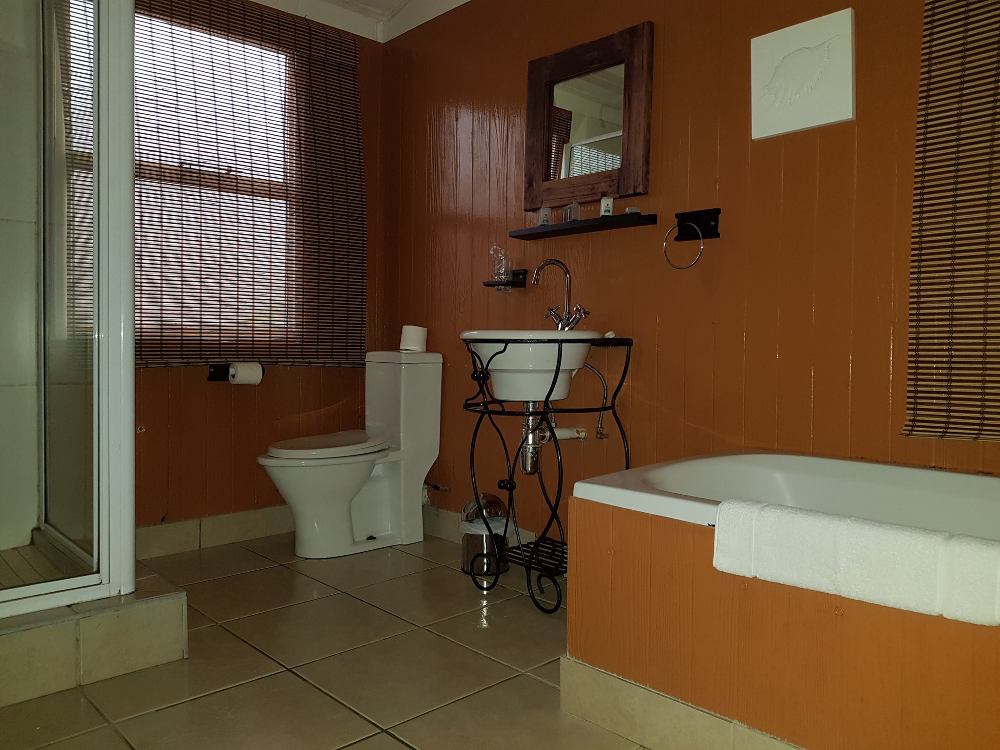 Self_catering_Chalets_E1_Bathroom5_S